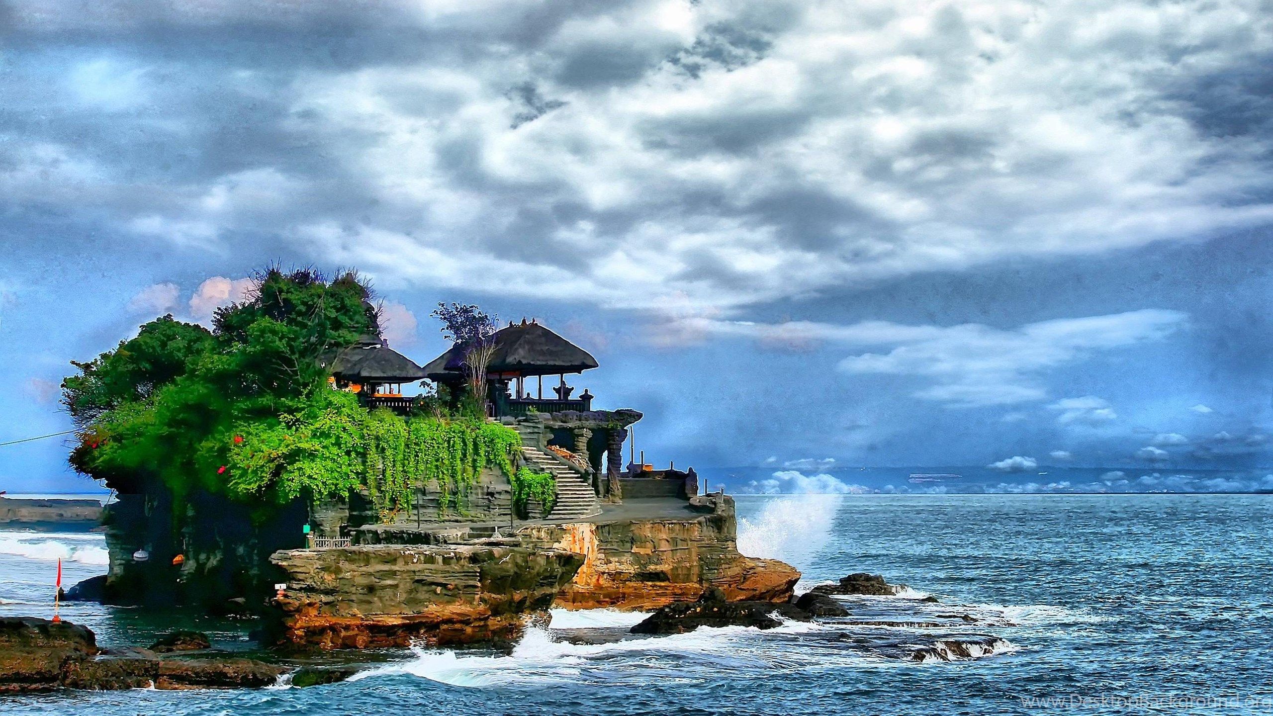 منظره رویایی بنای تانا لات در وسط آب های بالی 2023