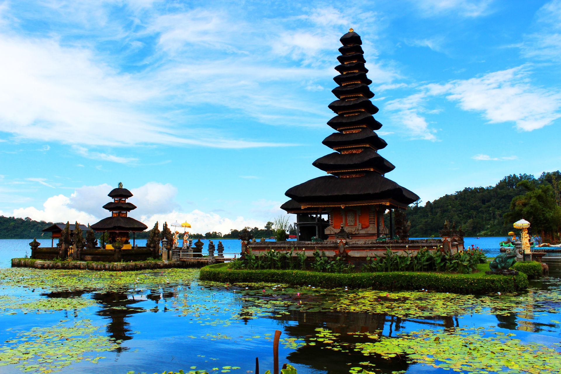 تصویر تماشایی معبد هندو در جزیره بالی کشور اندونزی