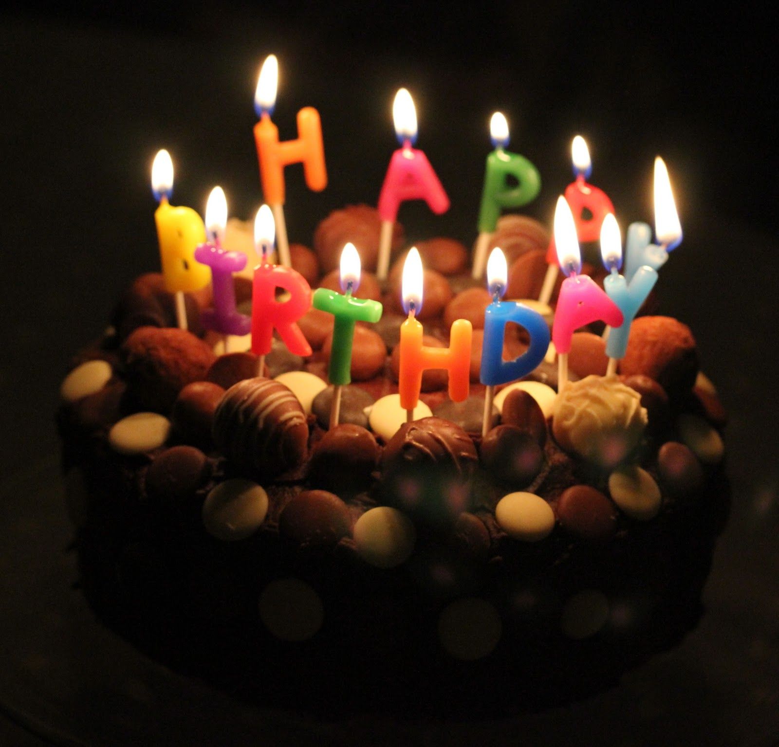 شیک ترین تصویر کیک تولد با شمع رنگی برای پروفایل 1402