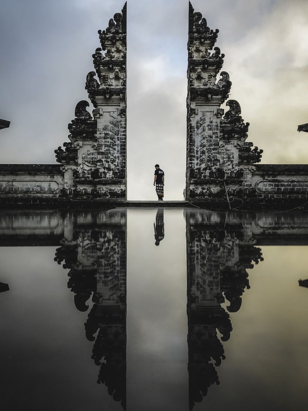 قاب هنری جالب از مرد ایستاده در معبد پورا بساکی بالی