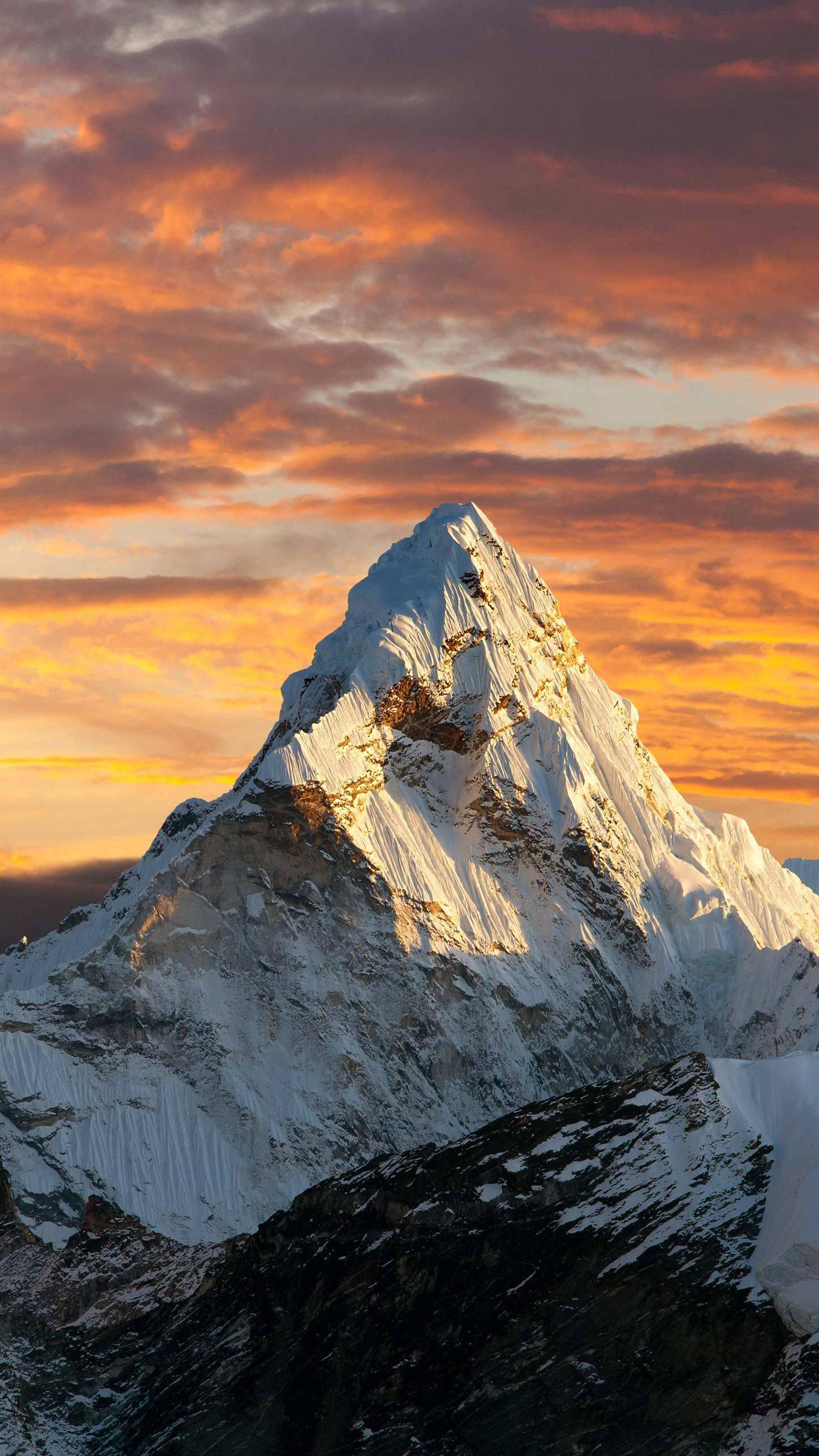 تصویر زمینه کوه بلند برفی و غروب آفتاب برای والپیپر گوشی