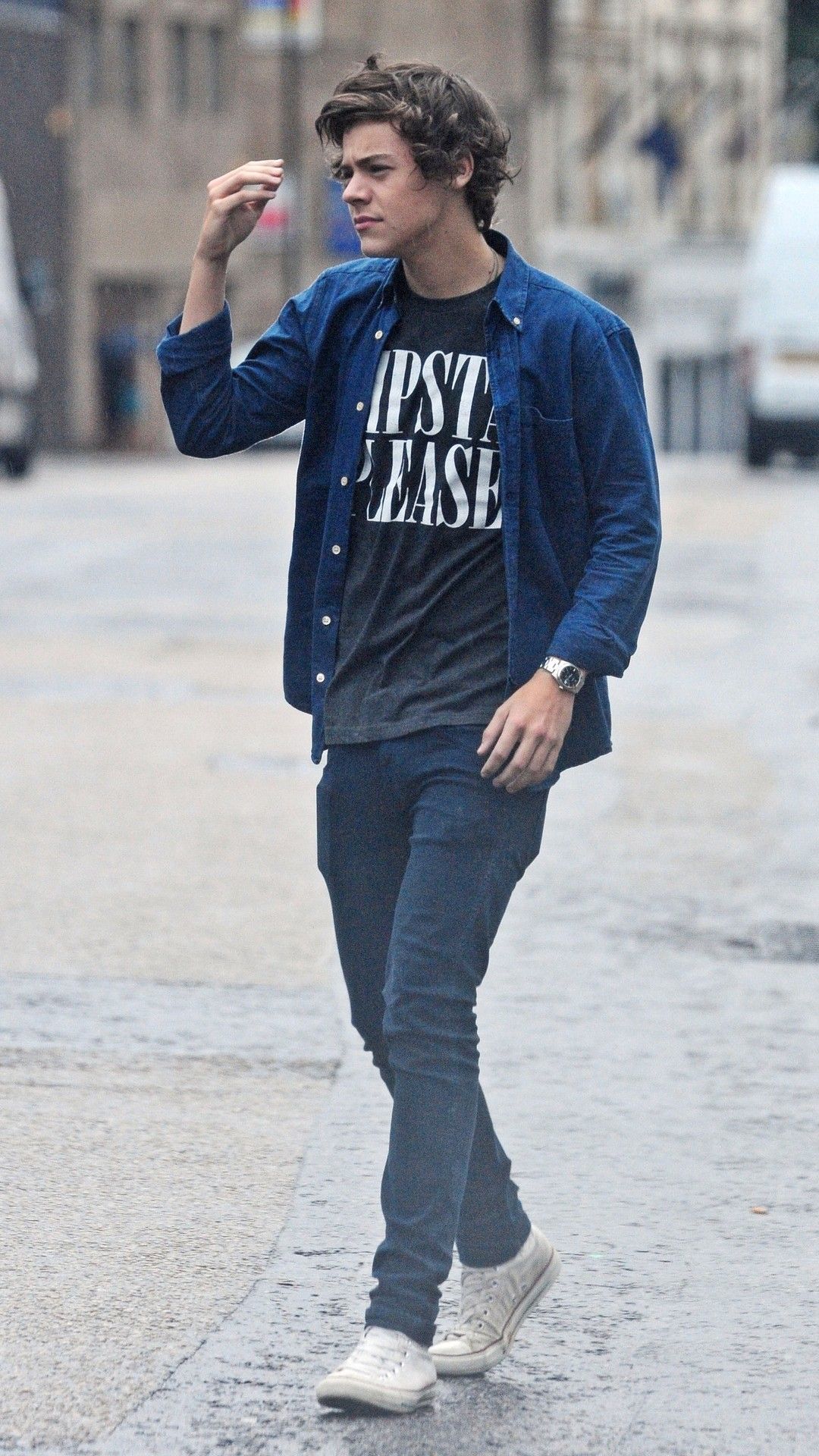 عکس جالب Harry Styles با تیپ اسپرت در خیابان