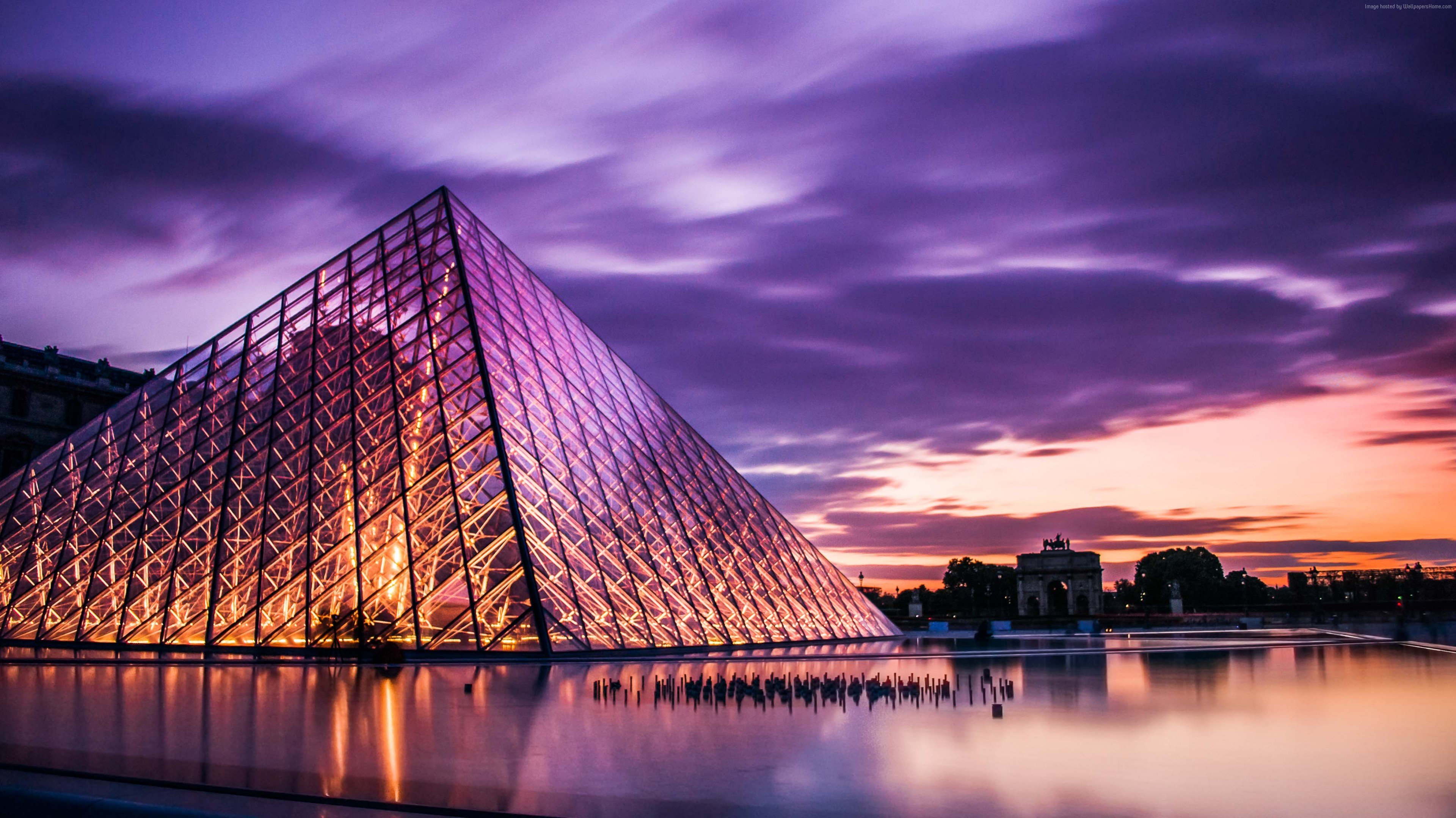 بهترین عکس موزه لوور در شهر پاریس فرانسه زیر آسمان بنفش
