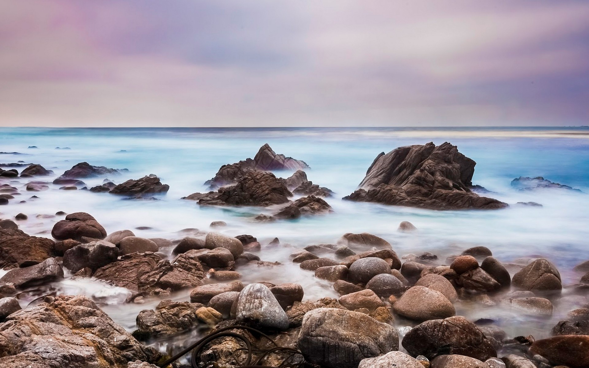 بک گراند تماشایی لپتاپ با نقش ساحل سنگی دریا