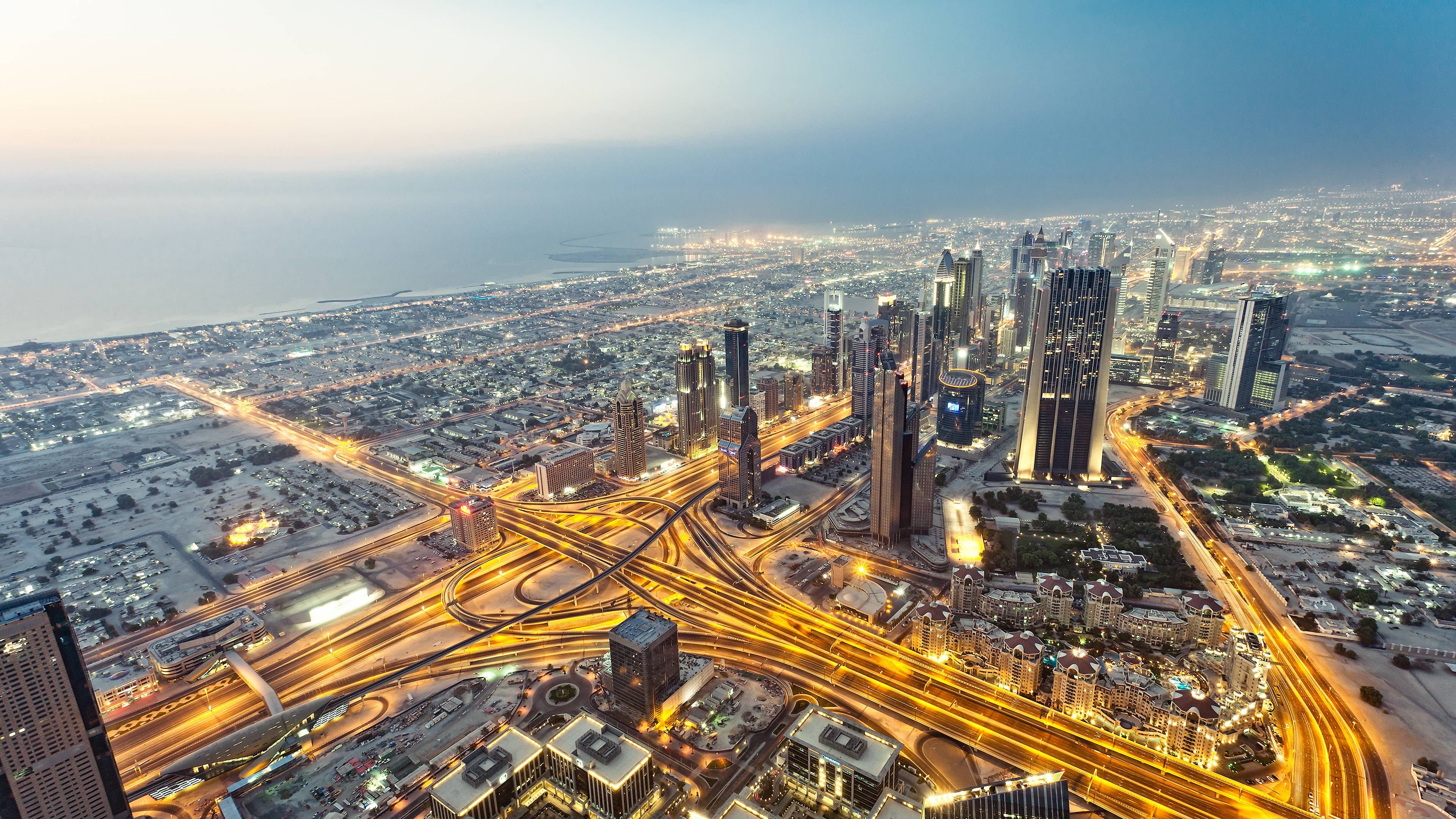 تصویر خیابان های لاکچری در شهر دبی با نور زرد 2023