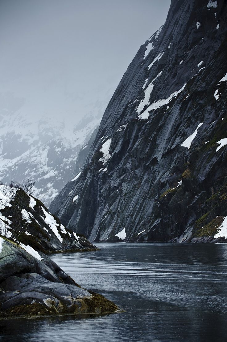 تصویر 4K دریاچه زمستانی در نزدیکی کوهستان اسکاندیناوی	