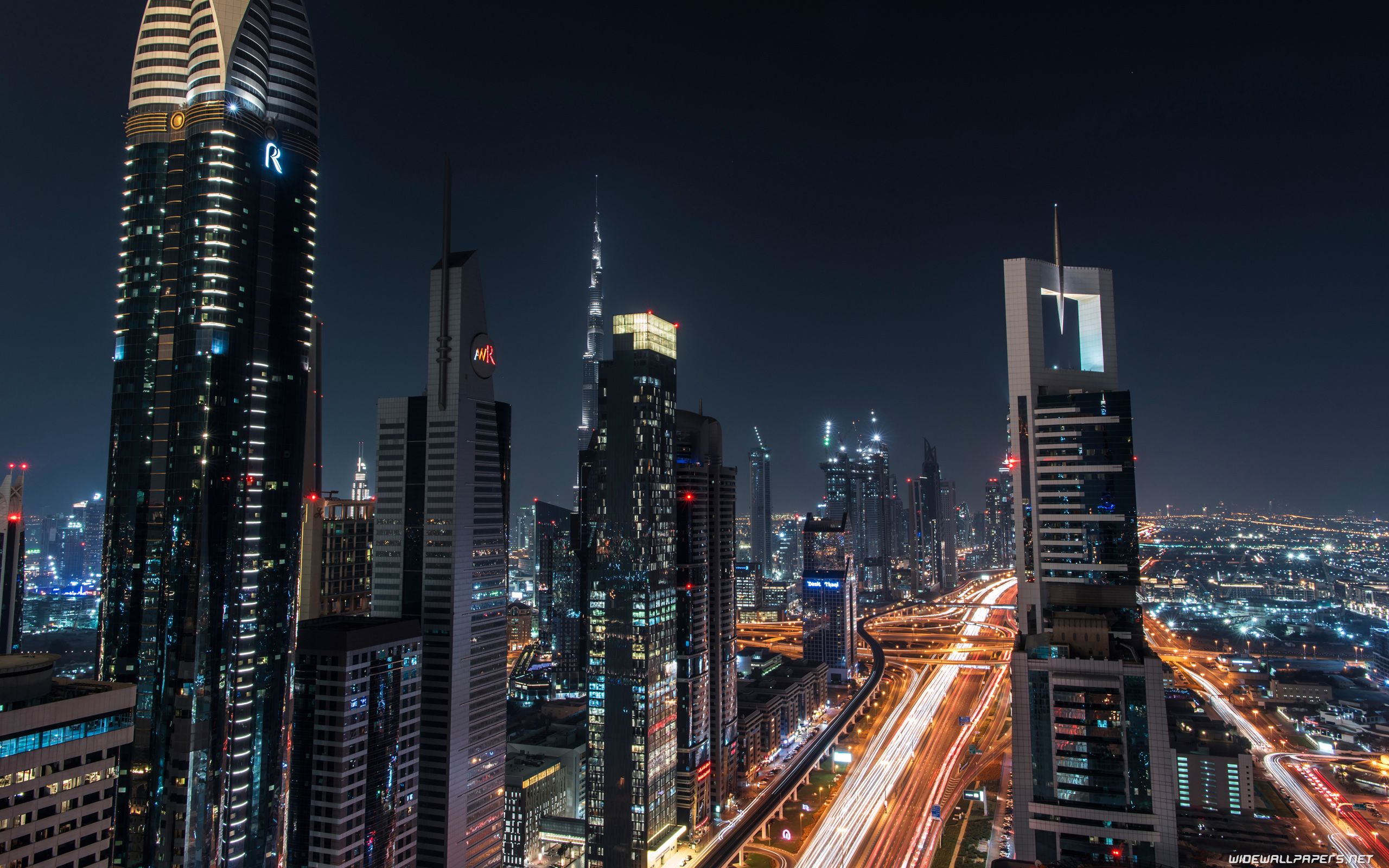 دورنمای شهر دبی در شب با برج های سر به فلک کشیده