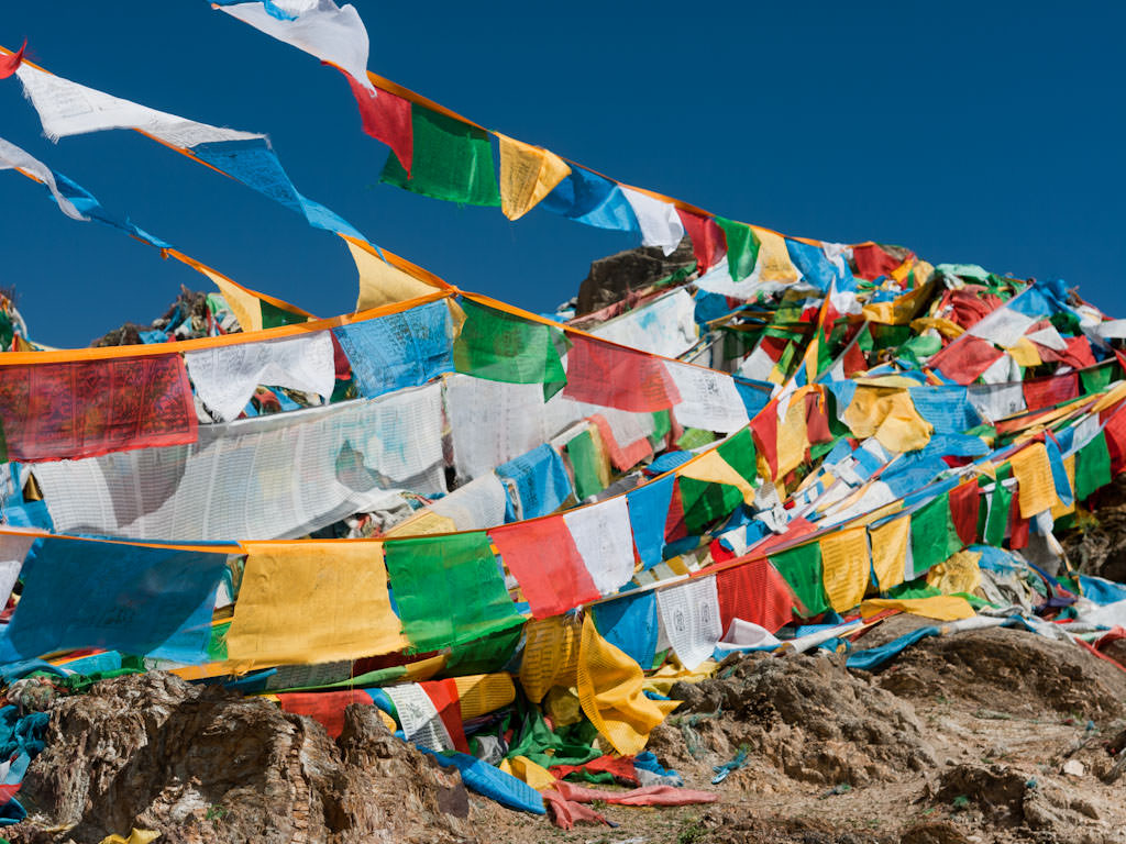 تصویر تزئینات پارچه های رنگی در معابد جالب شهر تبت