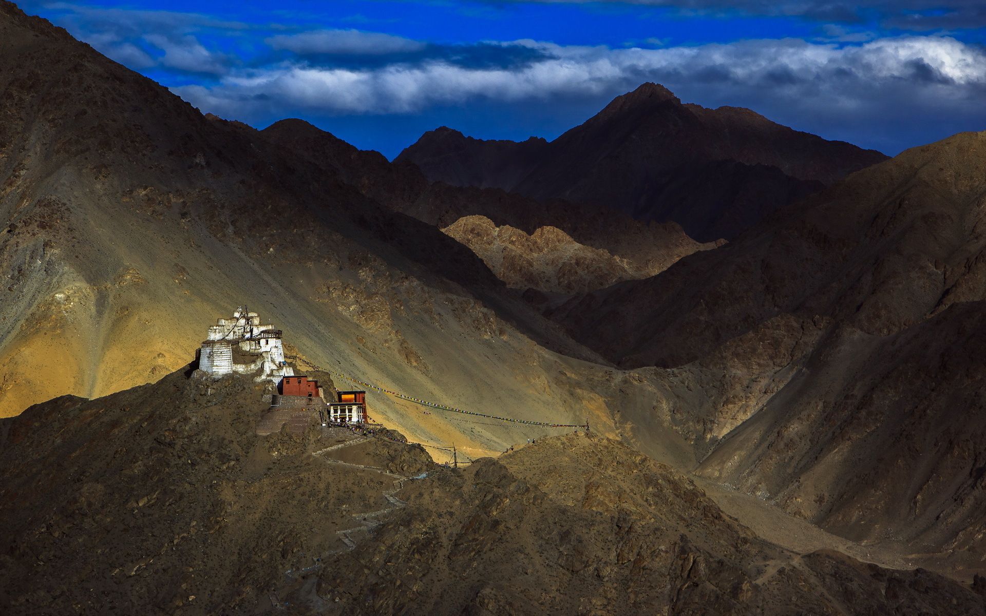 دانلود تصویر عجایب شهر تبت از معبد سفید در کوه بلند