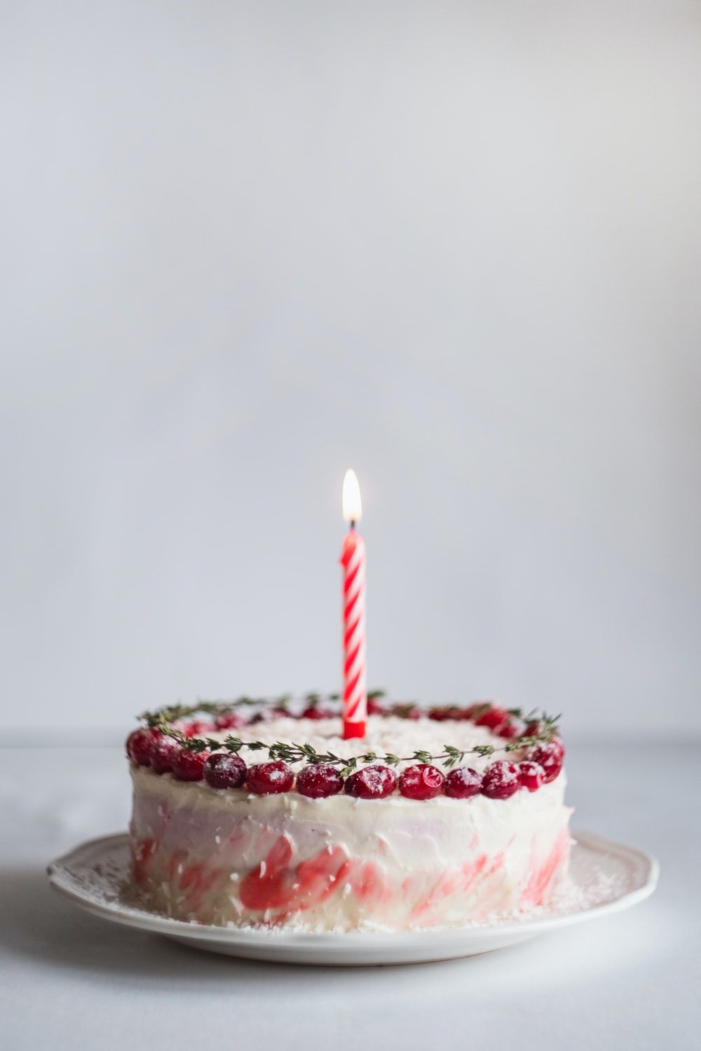 عکس کیک تولد ساده خاص با یک شمع روشن برای اینستاگرام
