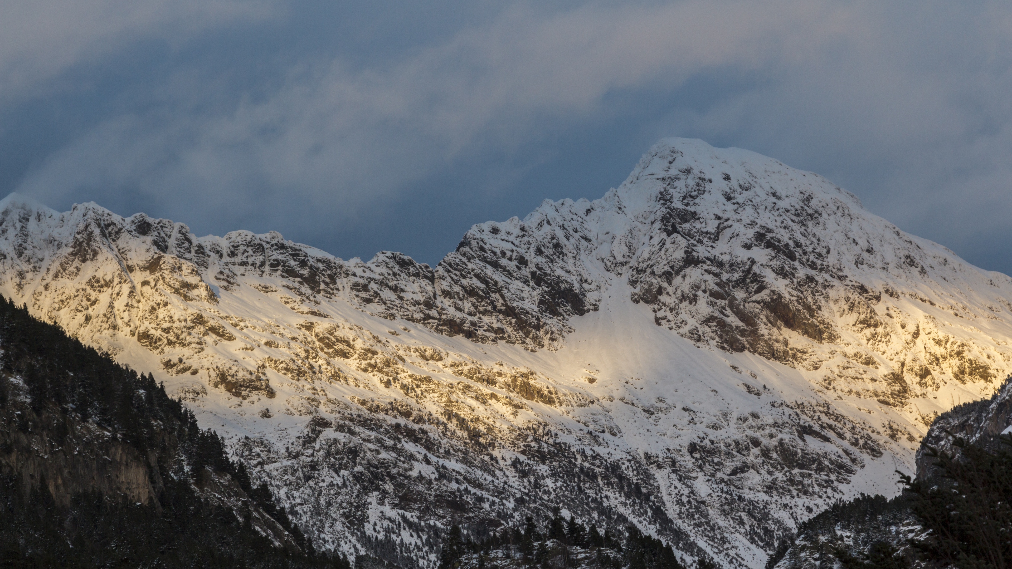 کوهستان برفی زیبا در یک نمای HD مناسب چاپ بنر