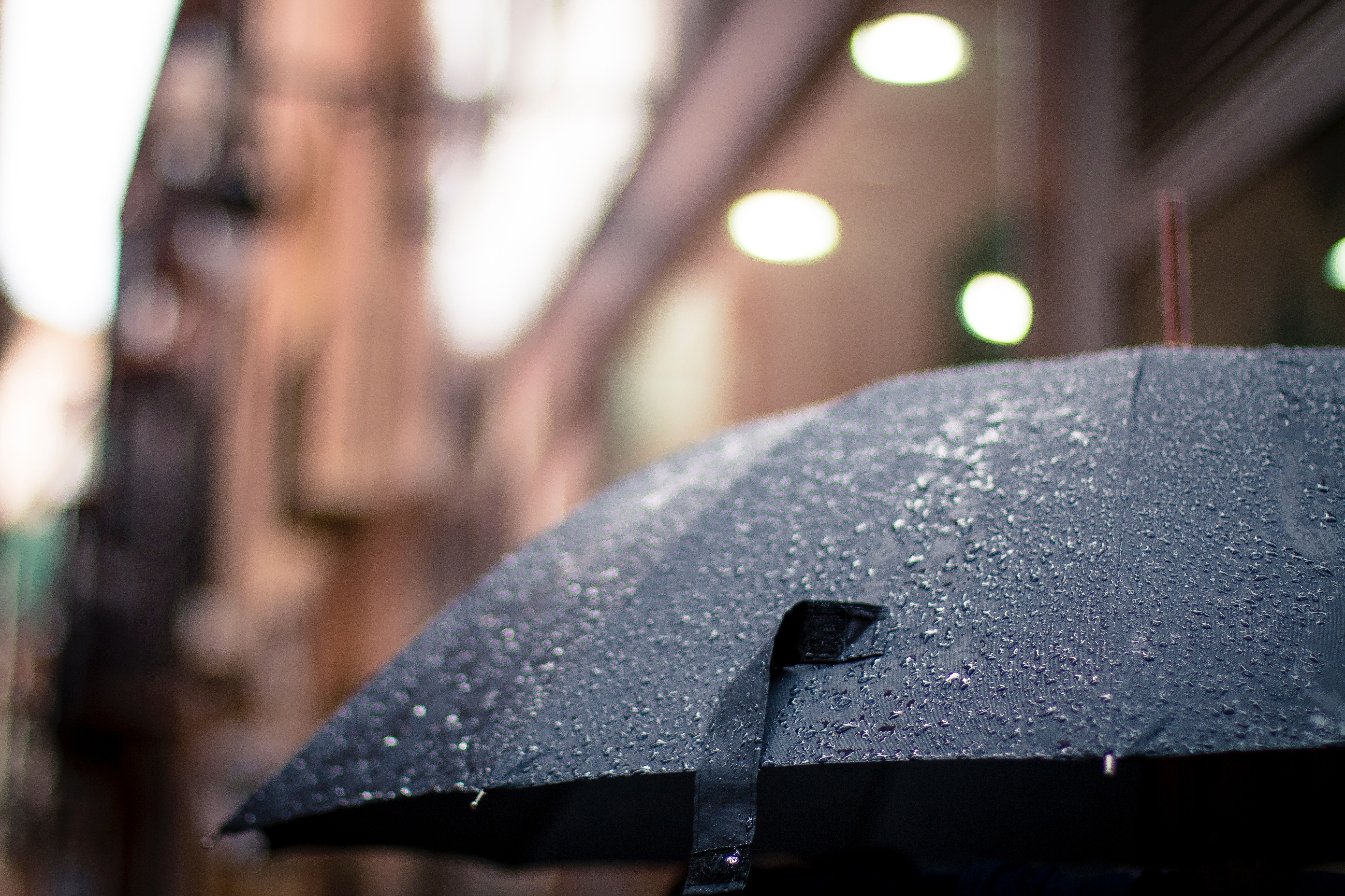 دانلود رایگان عکس چتر مشکی در باران برای اینستاگرام