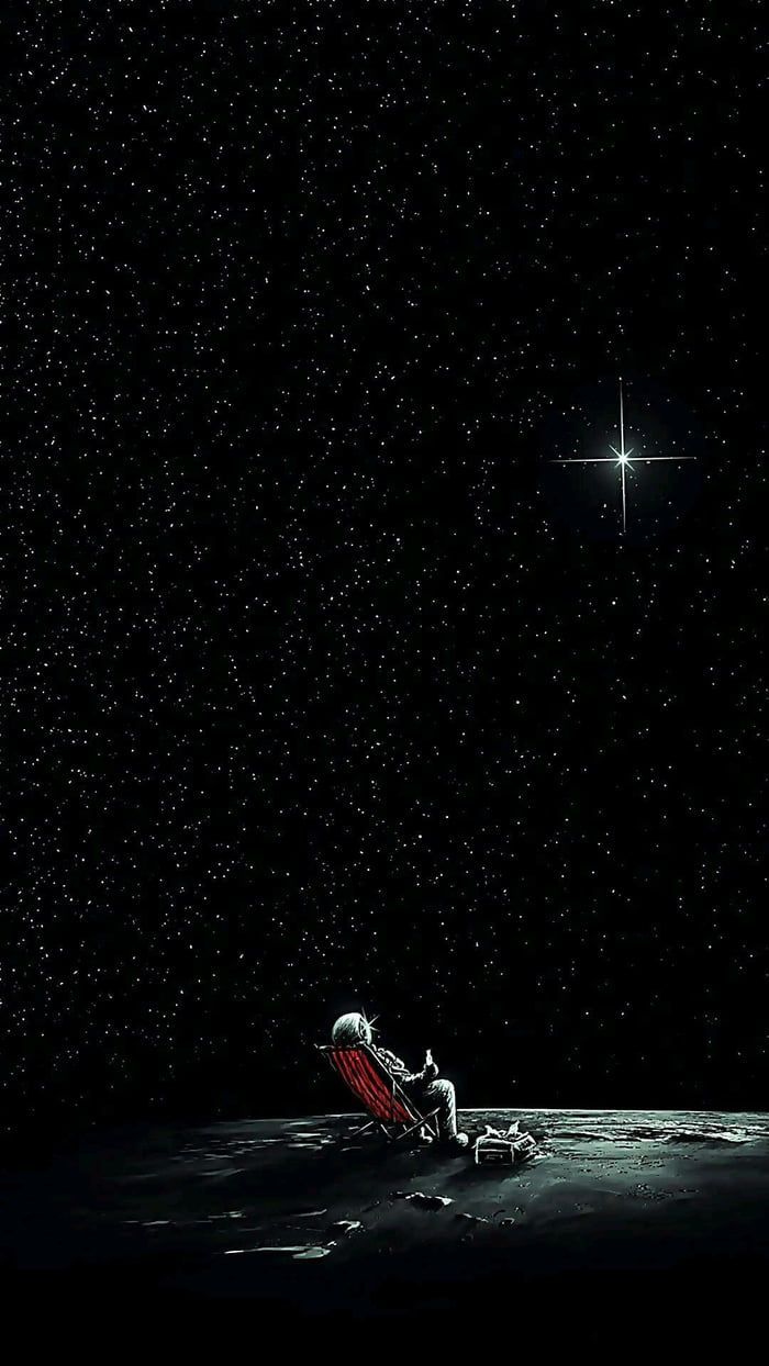 عکس جالب فضانورد در حال تماشای کهکشان برای استوری