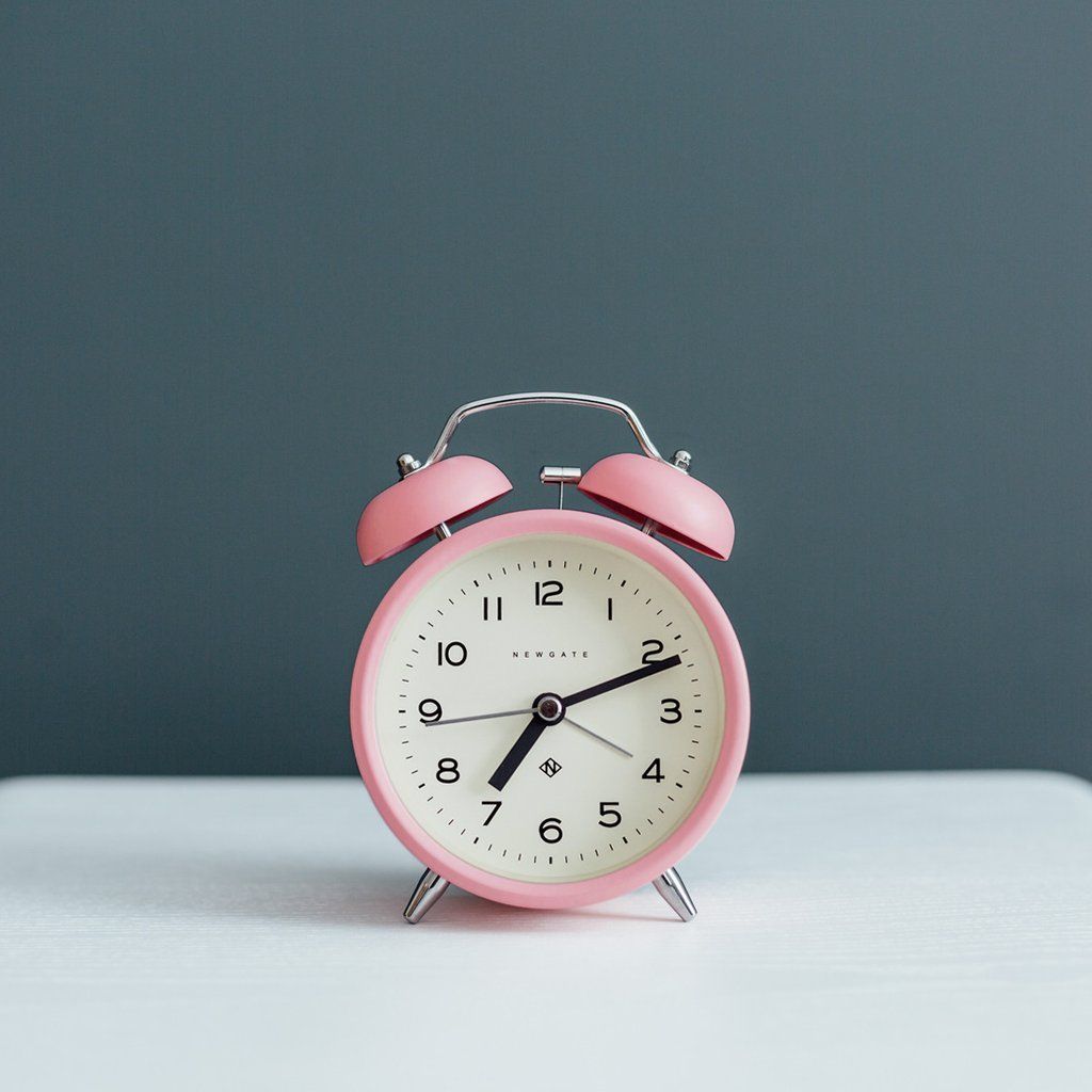 عکس جالب ساعت رومیزی زنگ‌دار به رنگ صورتی ناز
