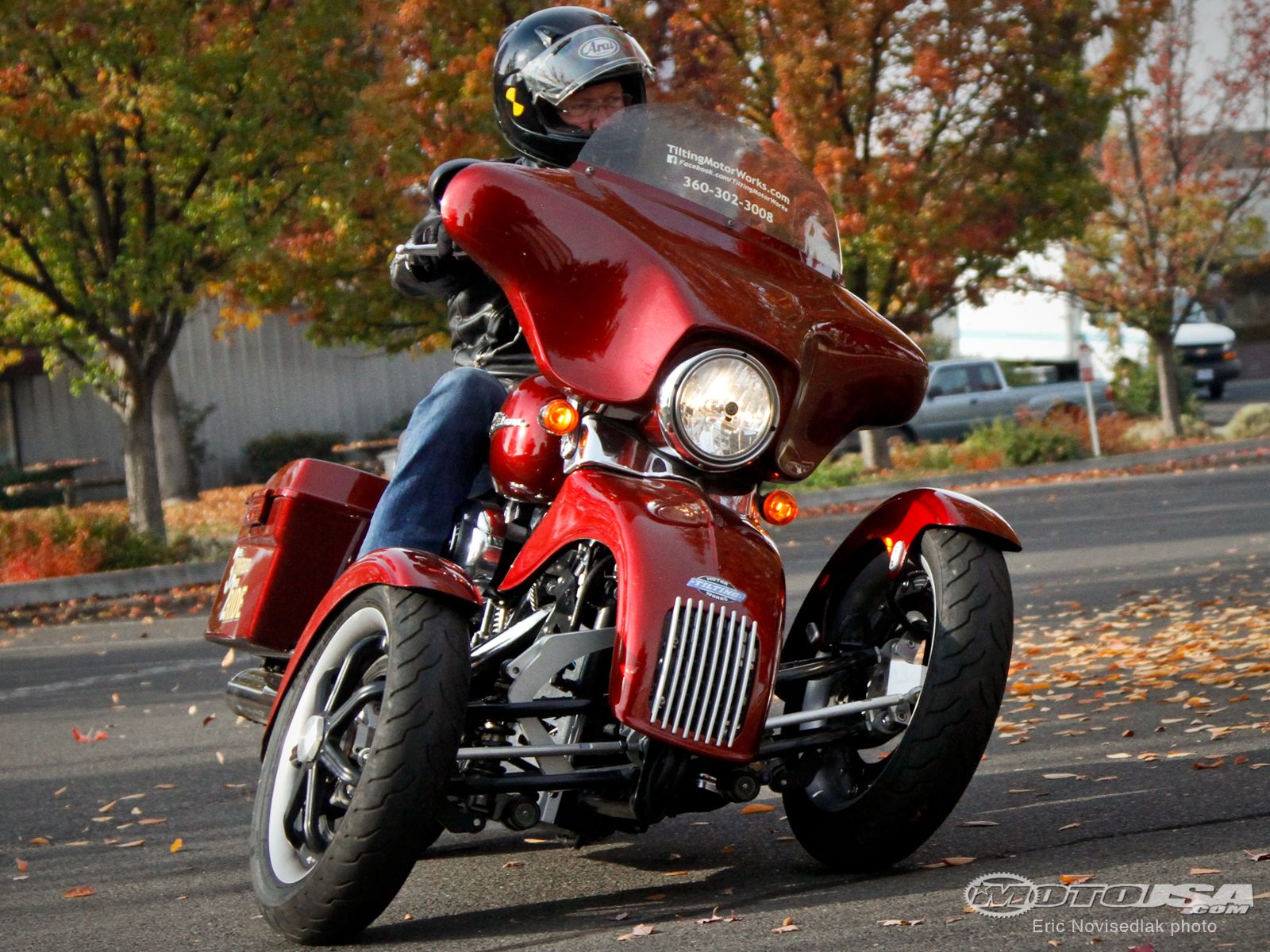 عکس موتور سیکلت قرمز سه چرخ با تعادل