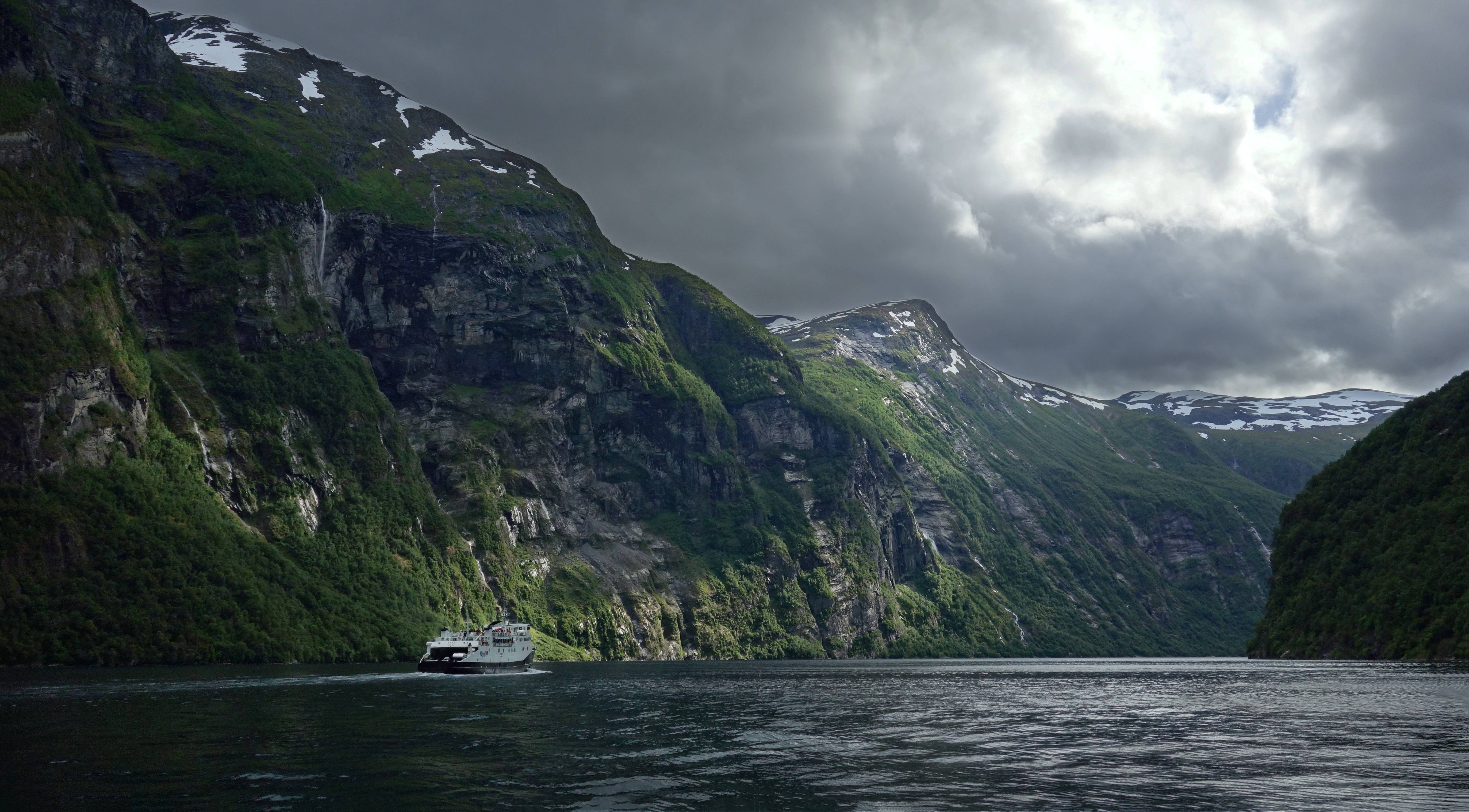 تازه ترین والپیپر لپتاپ با طرح طبیعت معروف اسکاندیناوی