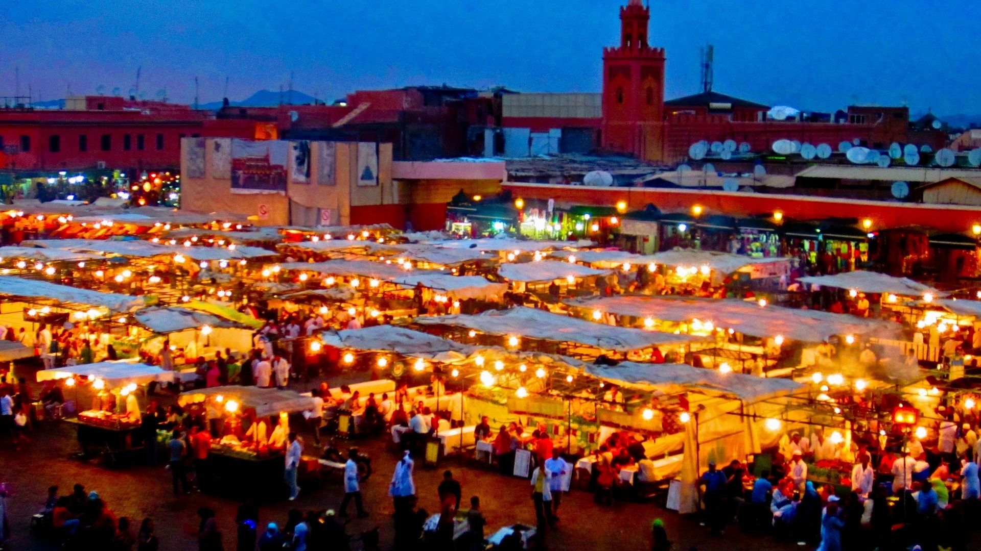 بازار پرجمعیت مراکش در شب با چراغانی های چشمگیر