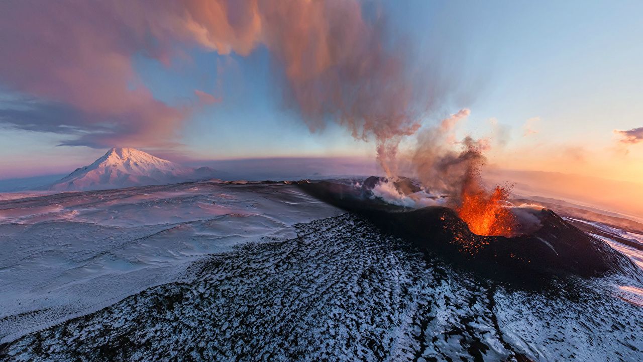 دانلود تصویر کاملا رایگان از کوه آتشفشان فعال و ترسناک 2023