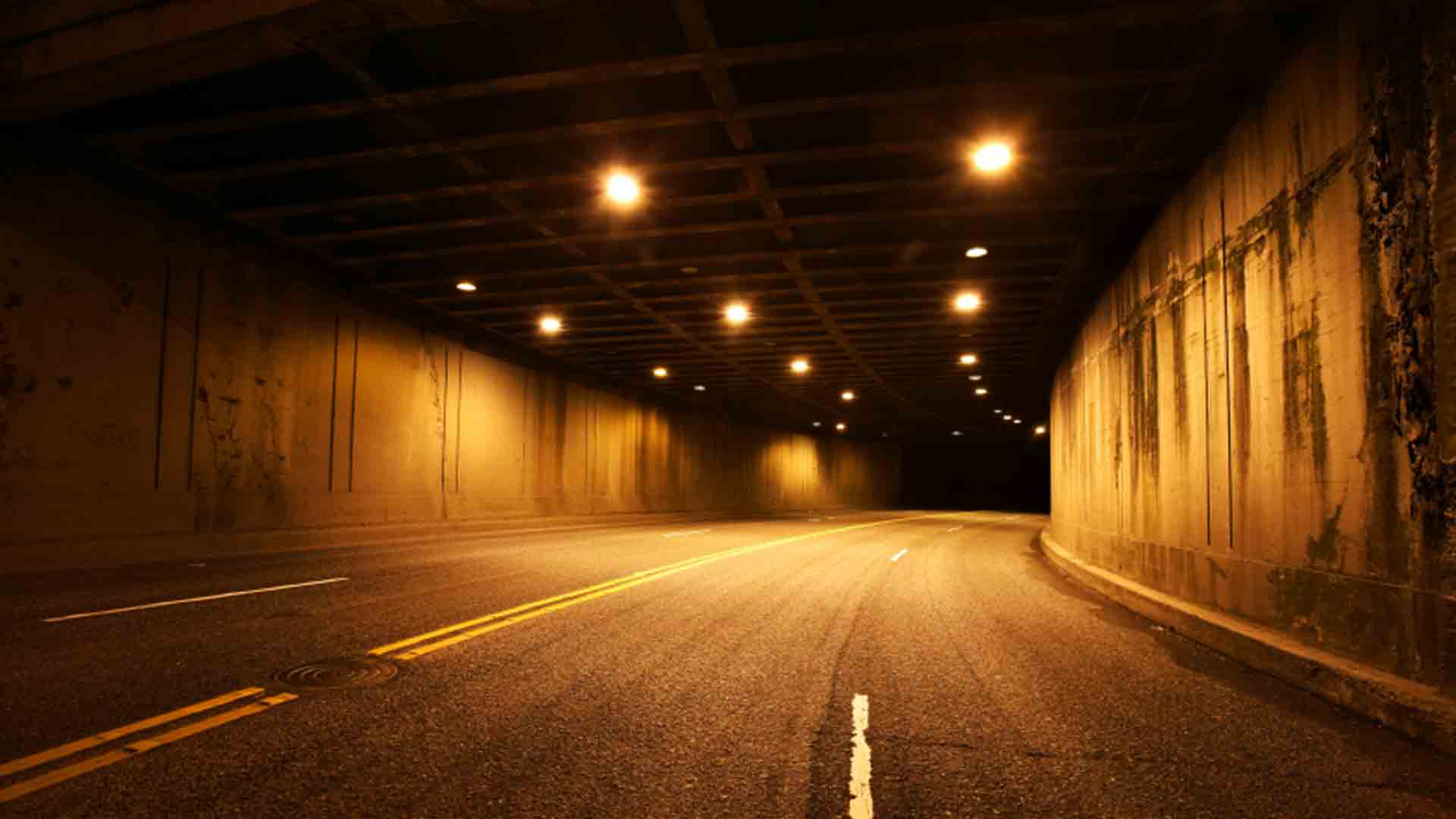 جدید ترین عکس پروفایل تونل با چراغ های روشن در شب