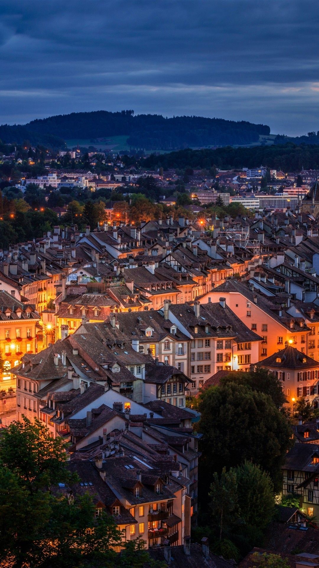 تصویر زمینه جالب IPhone از شهر زیبای سوئیس در شب