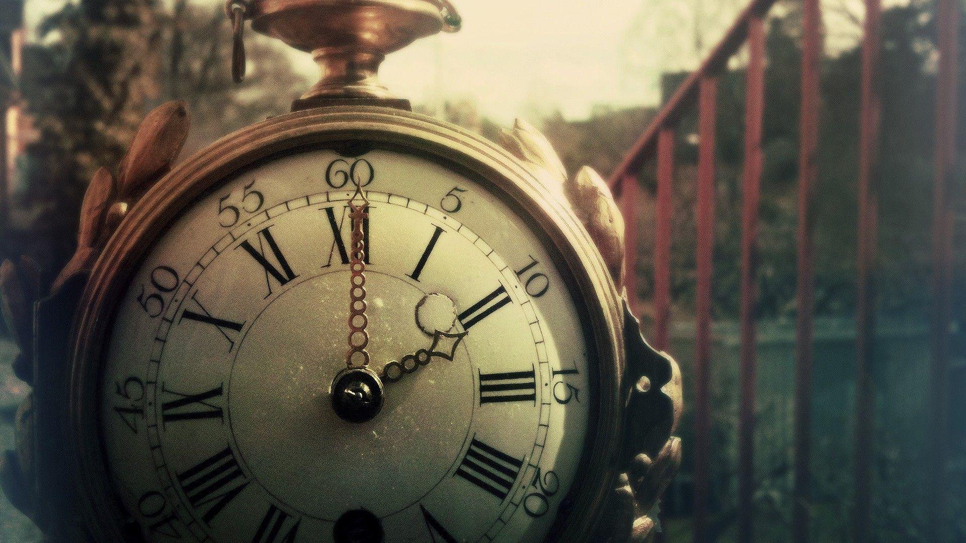 عکس استوک ساعت قدیمی ظریف با جزئیات شاهکار برای اینستاگرام 