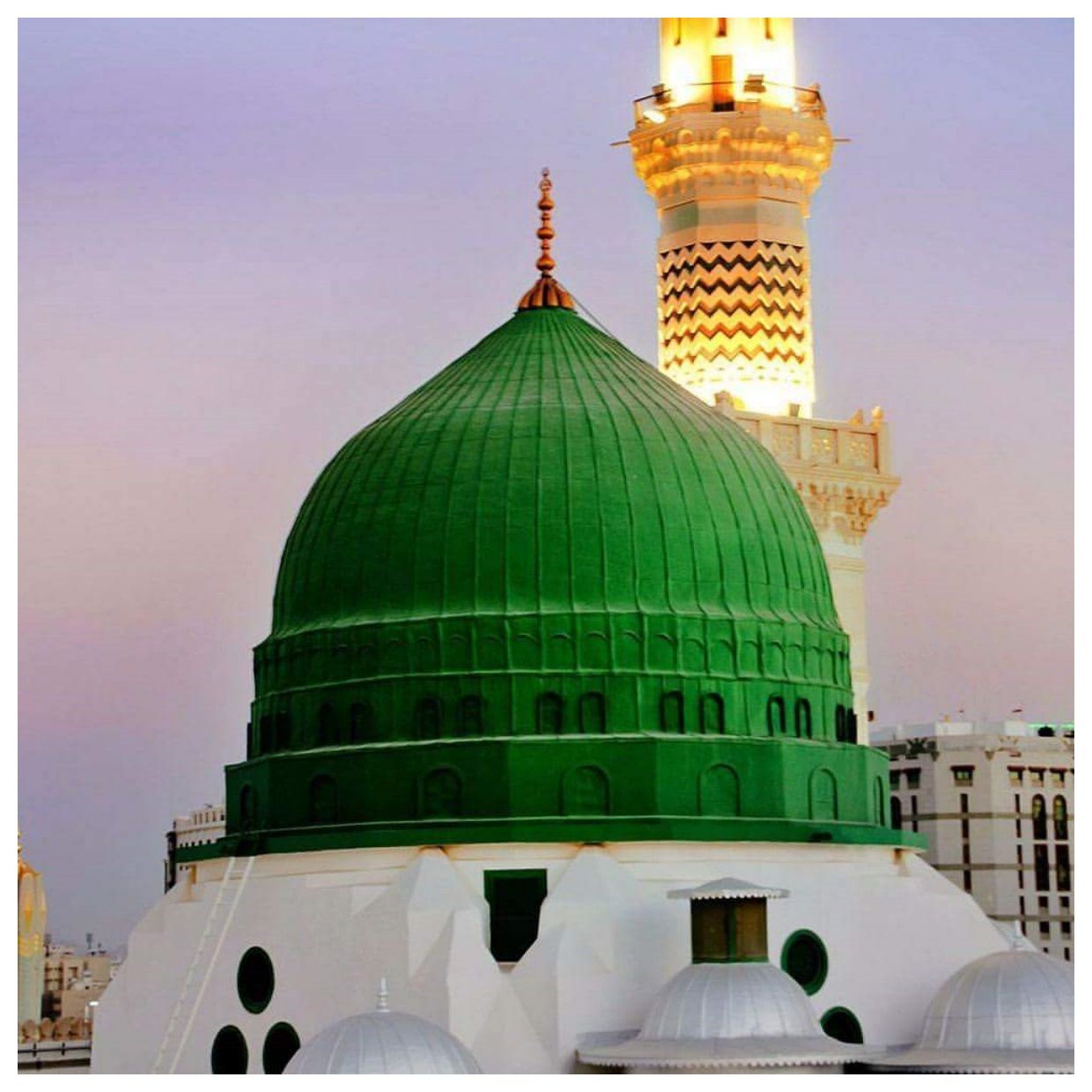 نمای معنوی مسجد پیامبر با گنبد سبز برای پروفایل