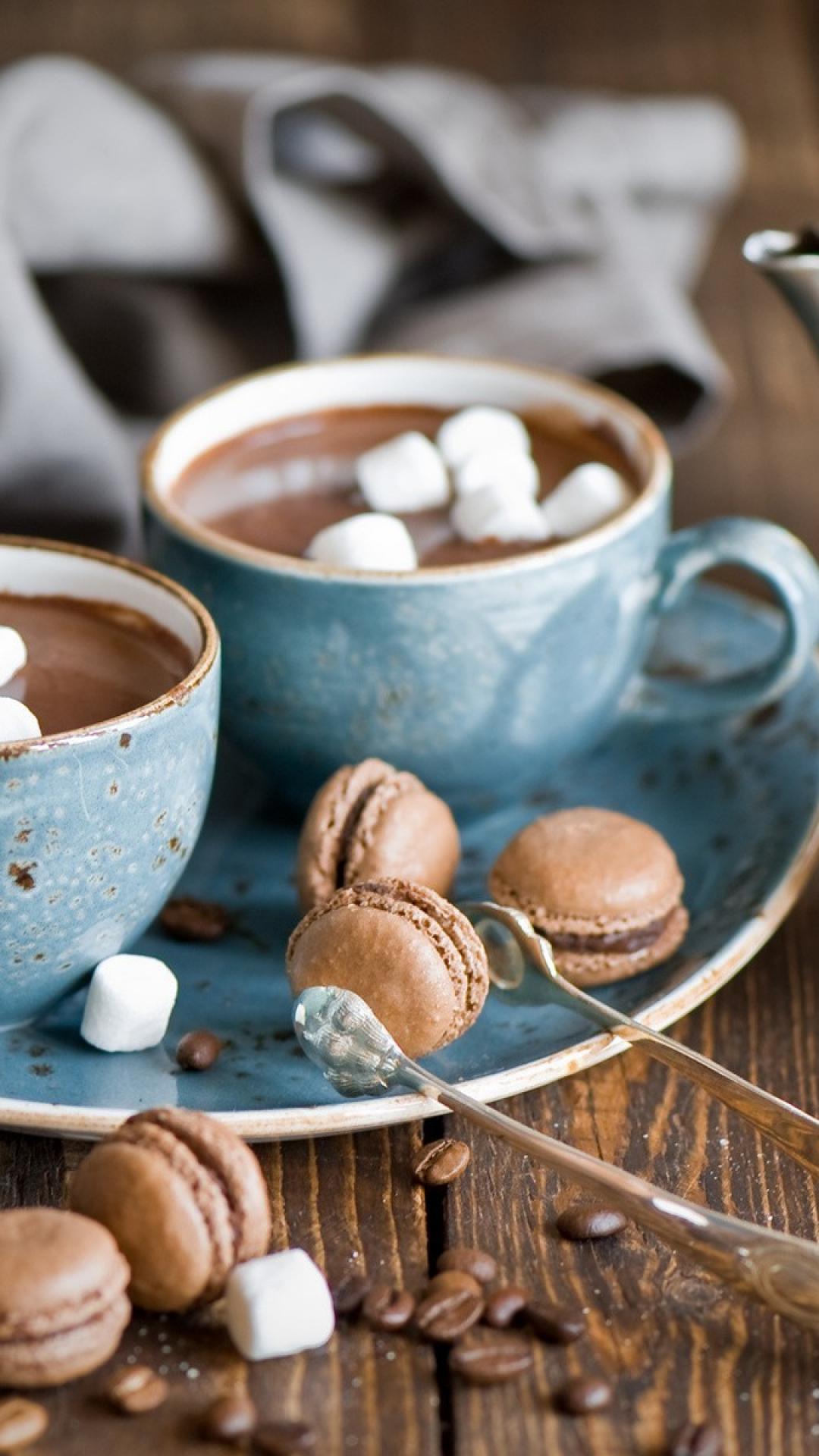 تصویر دلچسب از فنجان قهوه و شیرینی ماکارون شکلاتی