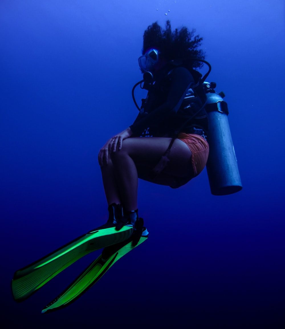 تصویر رایگان غواص زن زیر آب دریا مناسب Instagram