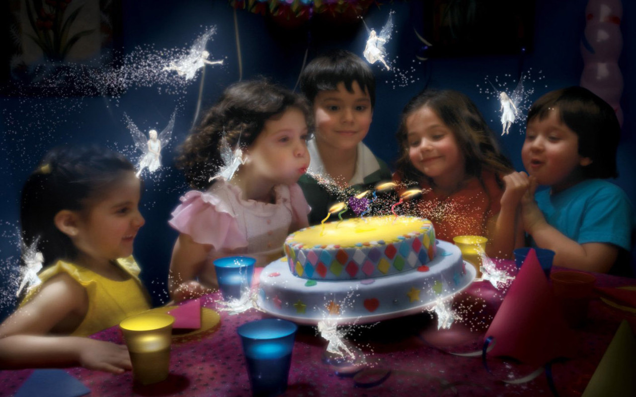 تصویر رویایی جشن تولد بچه ها در کنار فرشته های نورانی زیبا