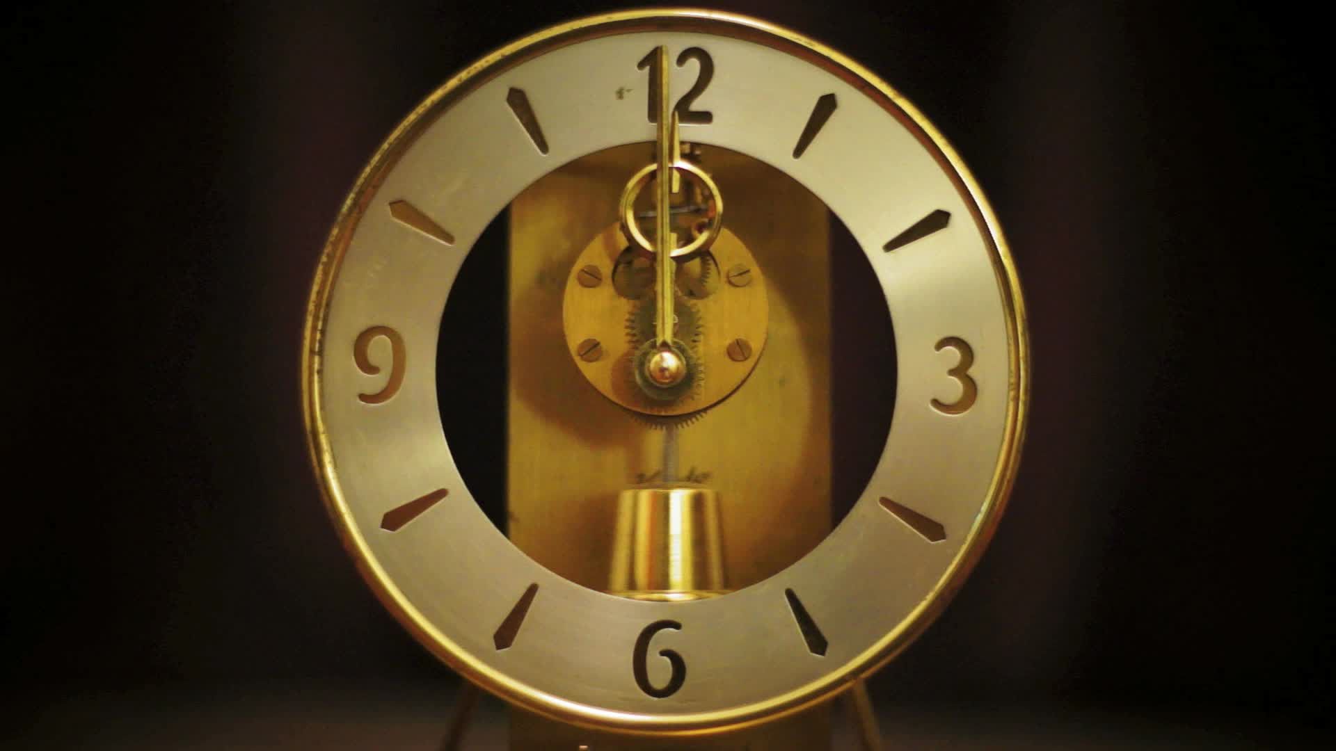 دانلود عکس رویایی از ساعت طلایی رنگ برای زمینه ویندوز 11
