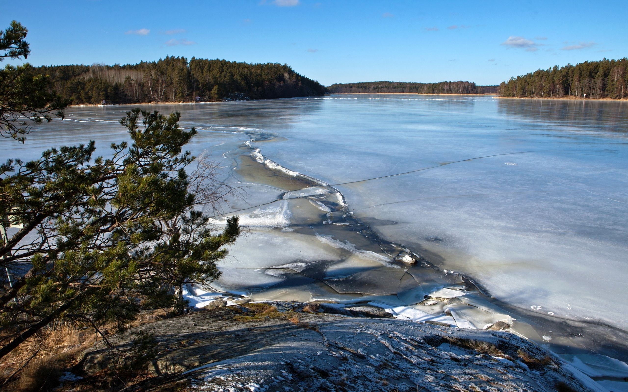 عکس استوک HD دریاچه یخ بسته زیبا در فصل زمستان 