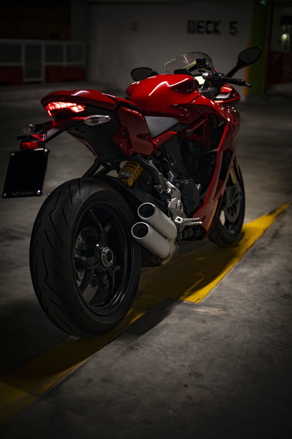 تصویر زمینه آیفون 14 موتور سیکلت اسپرت