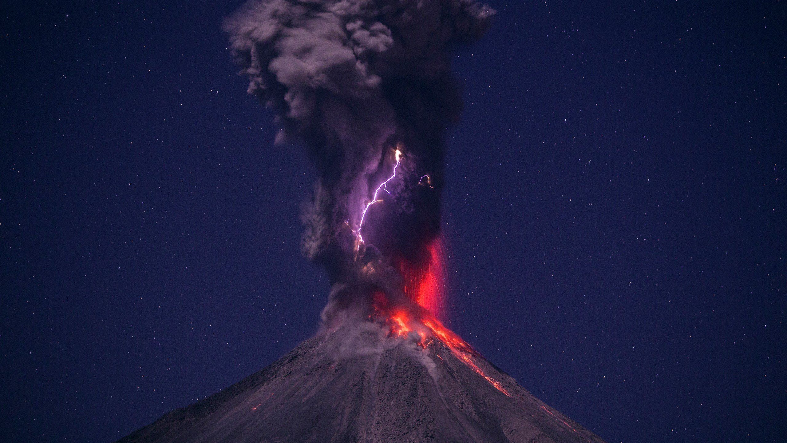 عکس پروفایل فانتزی فوران کوه آتشفشان و آسمان خوشگل شب