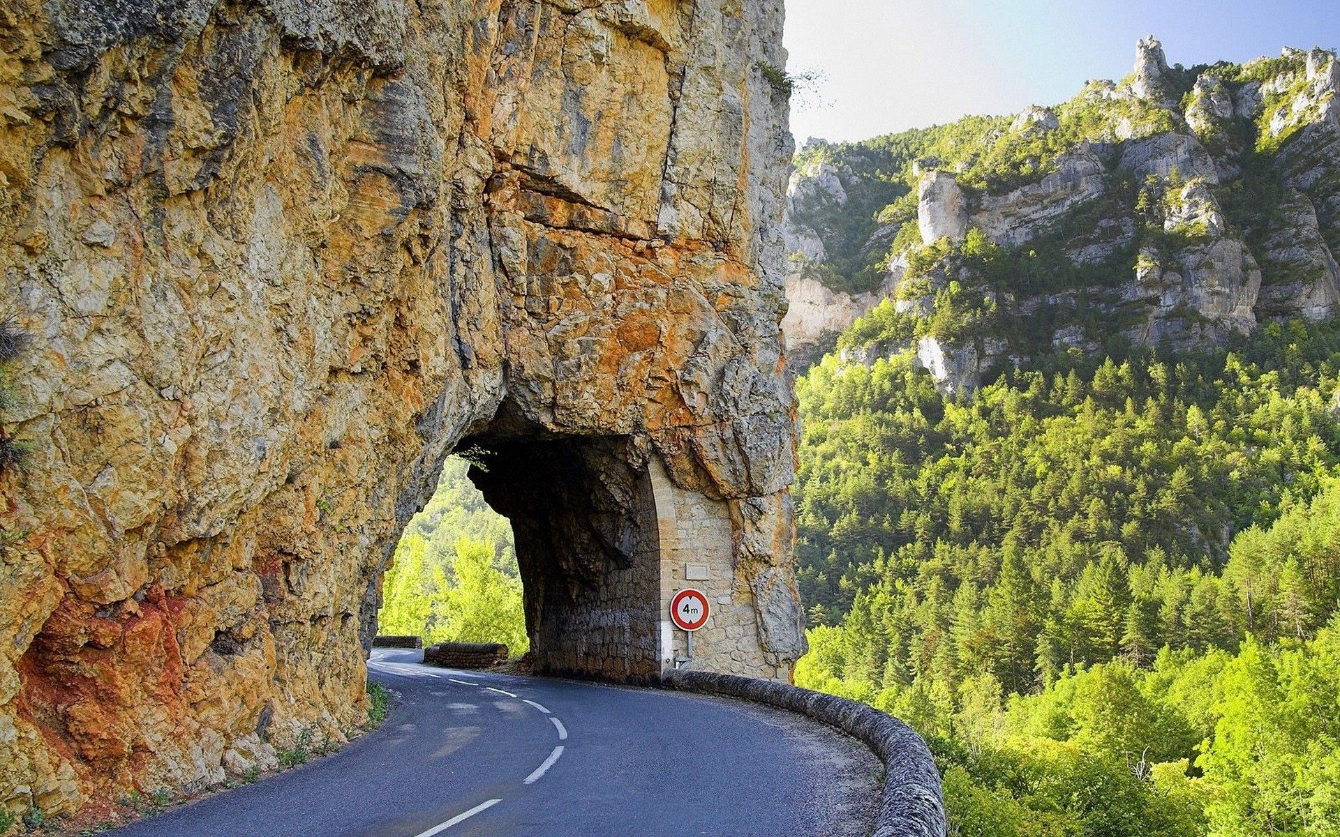 تصویر بسیار جالب HD از تونل کوچک درون کوه برای جاده