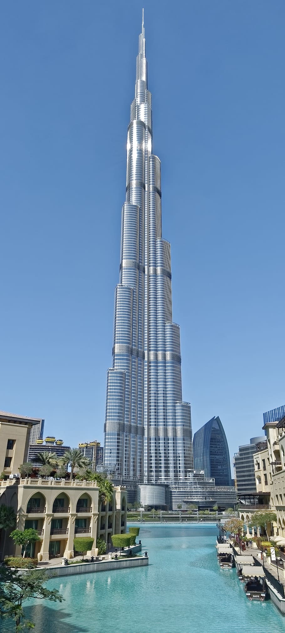نمای از نزدیک برج خلیفه در امارات برای والپیپر گوشی