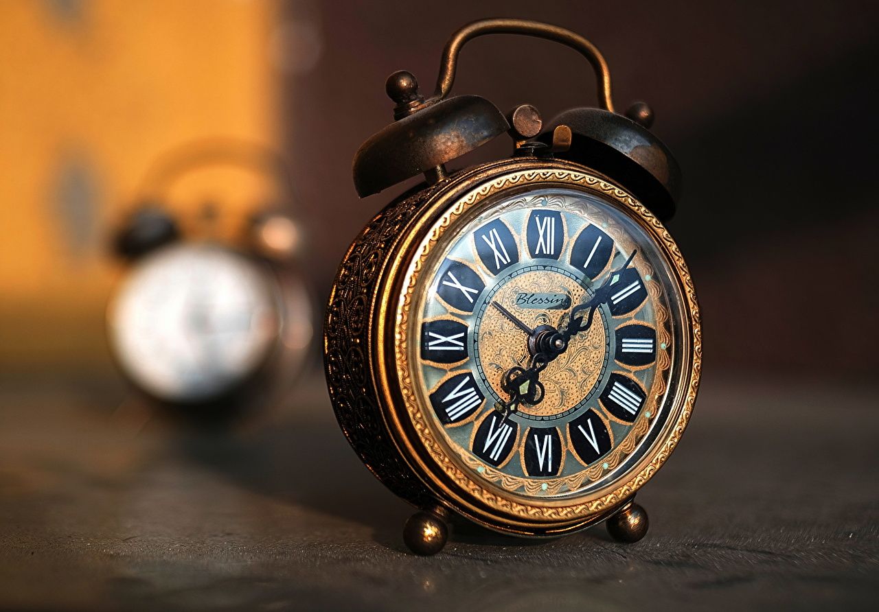 بهترین عکس هنری ساعت زنگی قدیمی با اعداد رومی مناسب پست