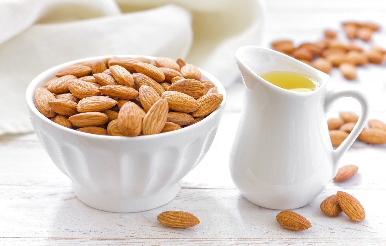 تصویر هنری تماشایی از بادام درختی و روغن بادام تصویر هنری تماشایی از بادام درختی و روغن بادام