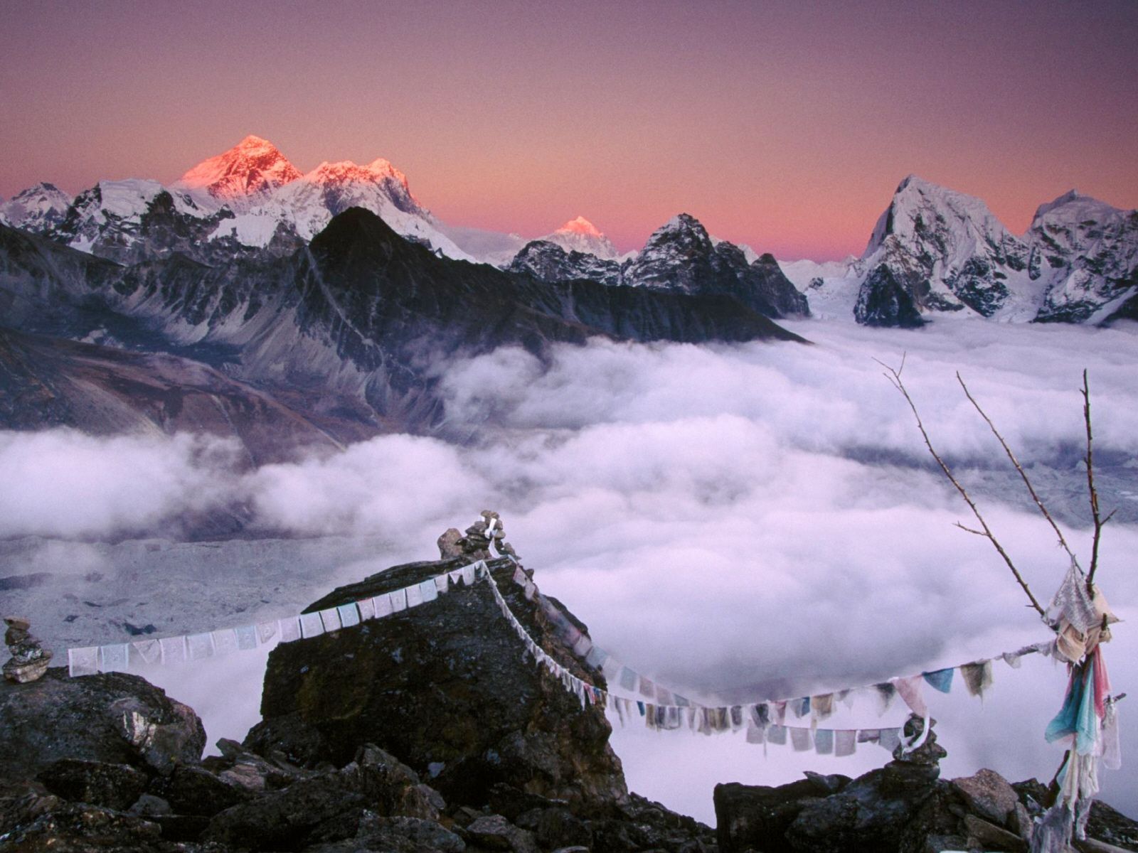 عکس روح بخش معابد شهر تبت بر فراز کوه های مه آلود