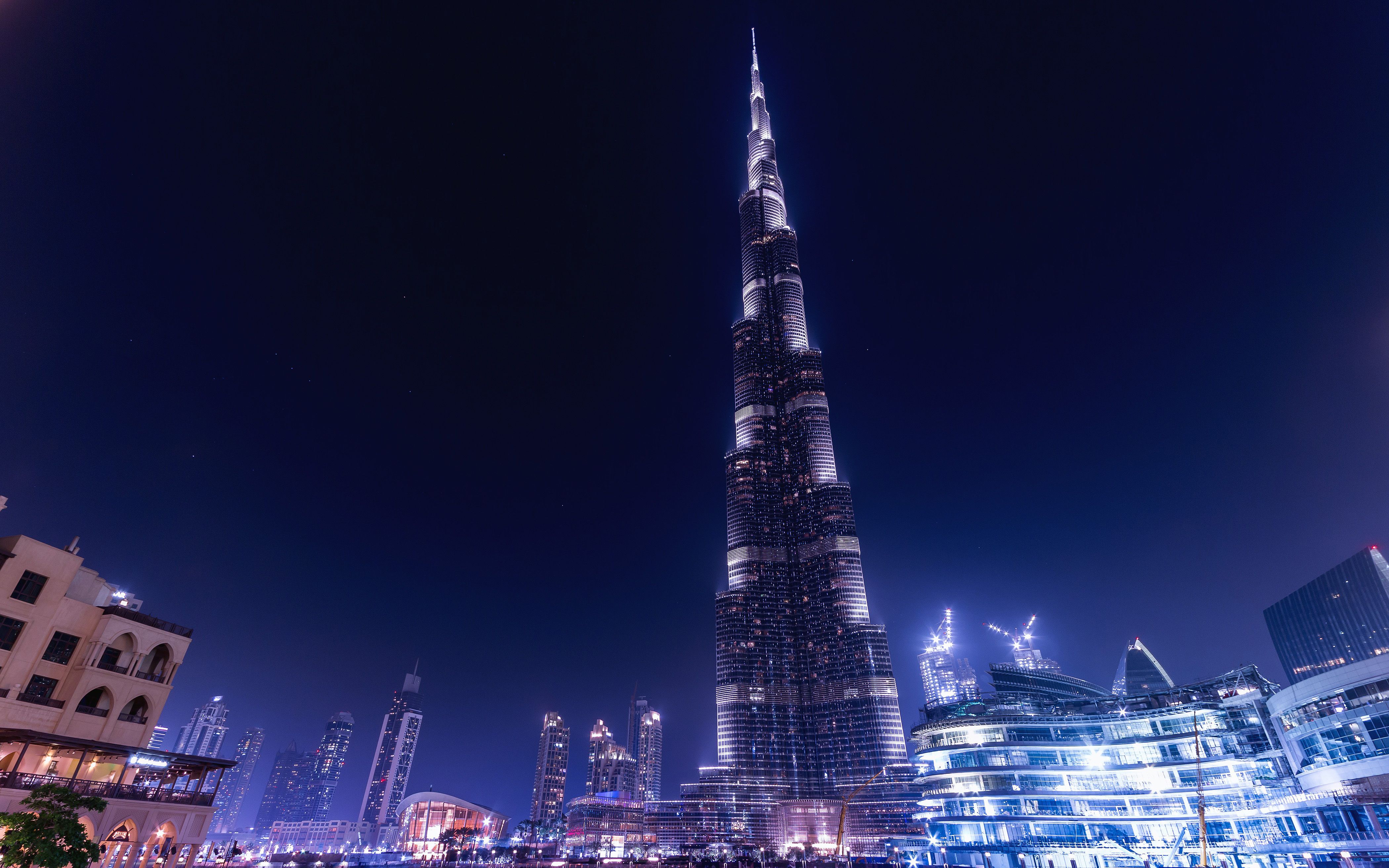 عکس زمینه برج خلیفه در شهر دبی از نزدیک برای موبایل