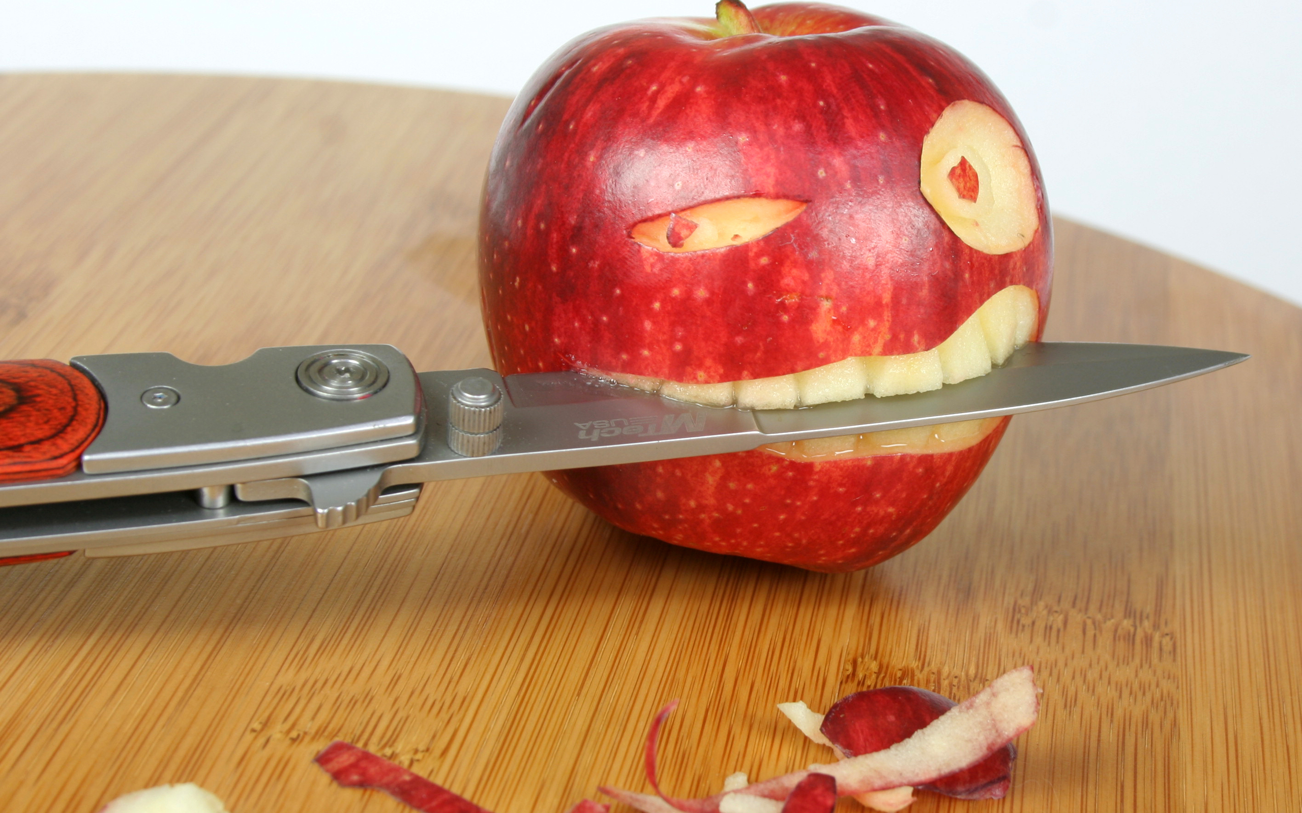 تصویر فانتزی سیب قرمز برش زده به شکل انسان