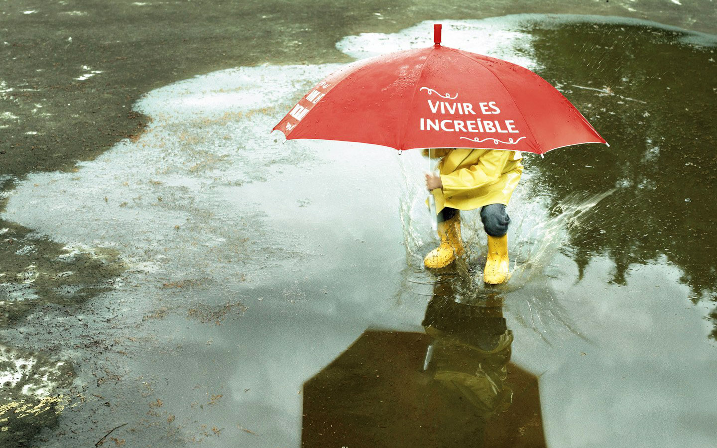عکس پروفایل احساسی بچه در باران با تیتر اسپانیایی vivir es increible یا زندگی باور نکردنی است