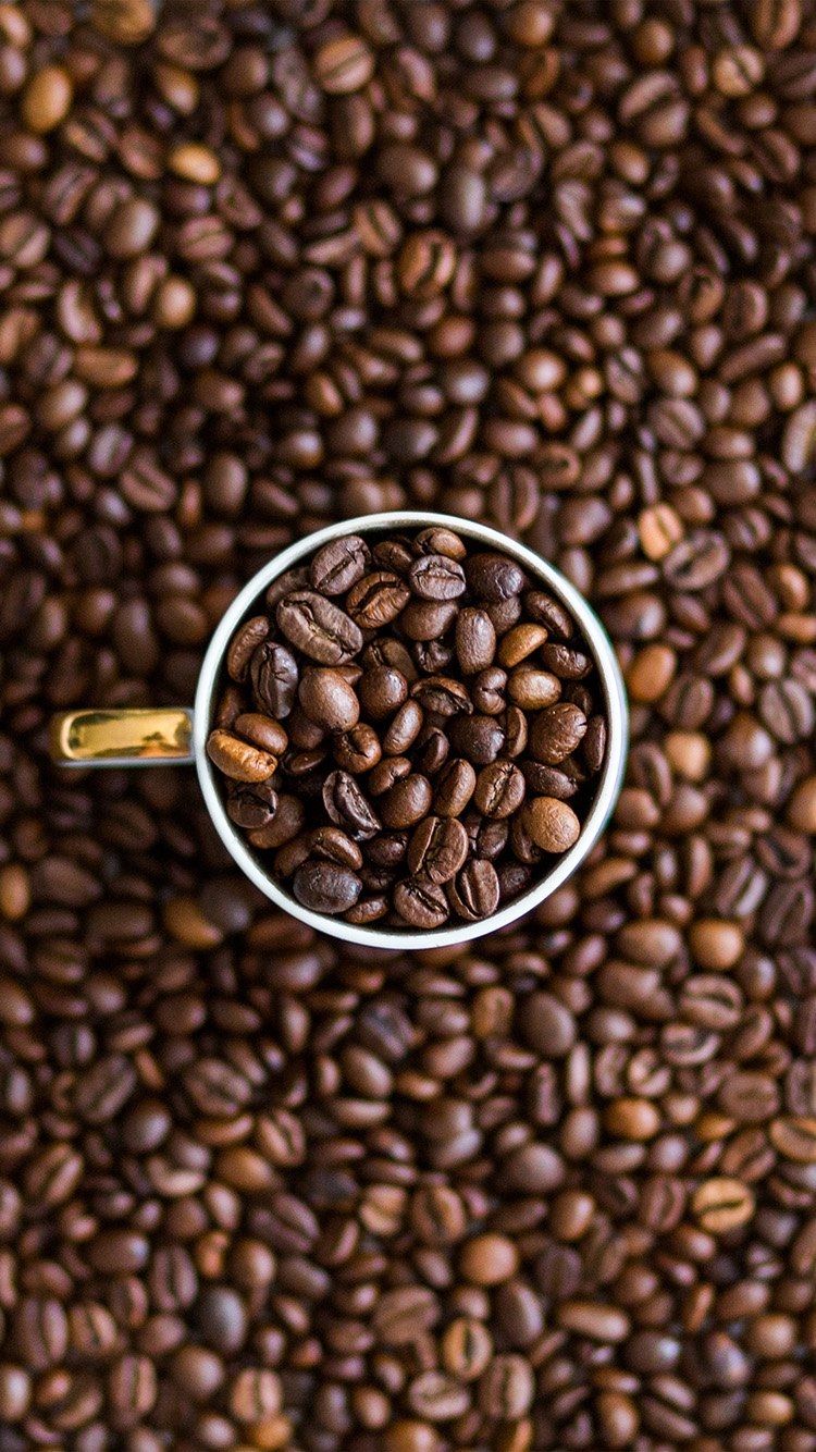 عکس هنری فنجان پر از دانه قهوه معطر یا Coffee Bean