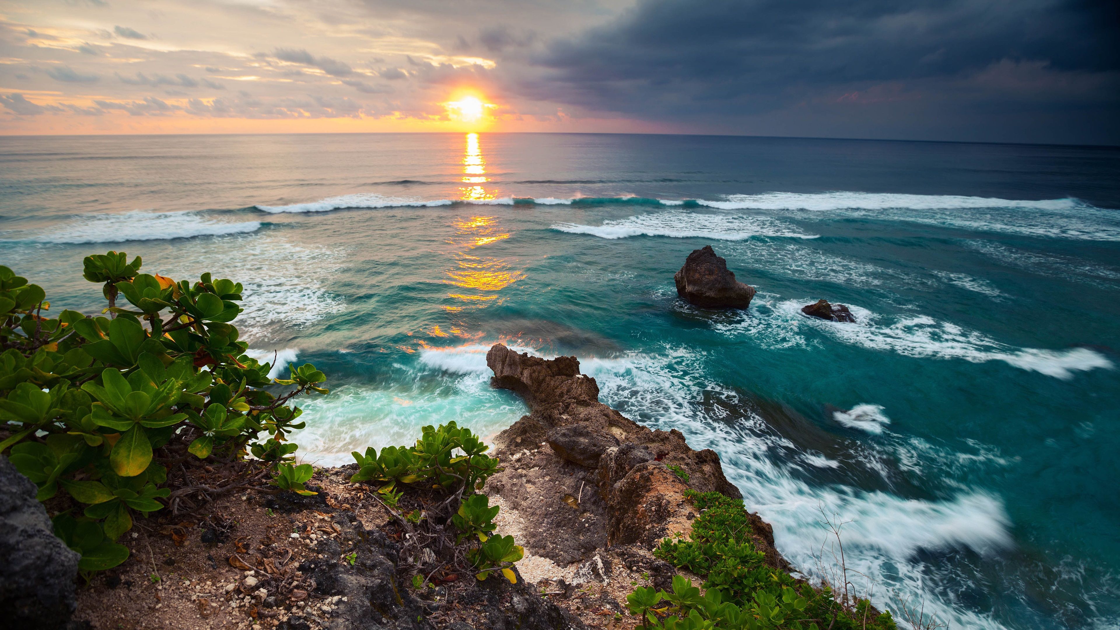 عکس تابش نور خورشید بر فراز دریا در جزیره بالی hd