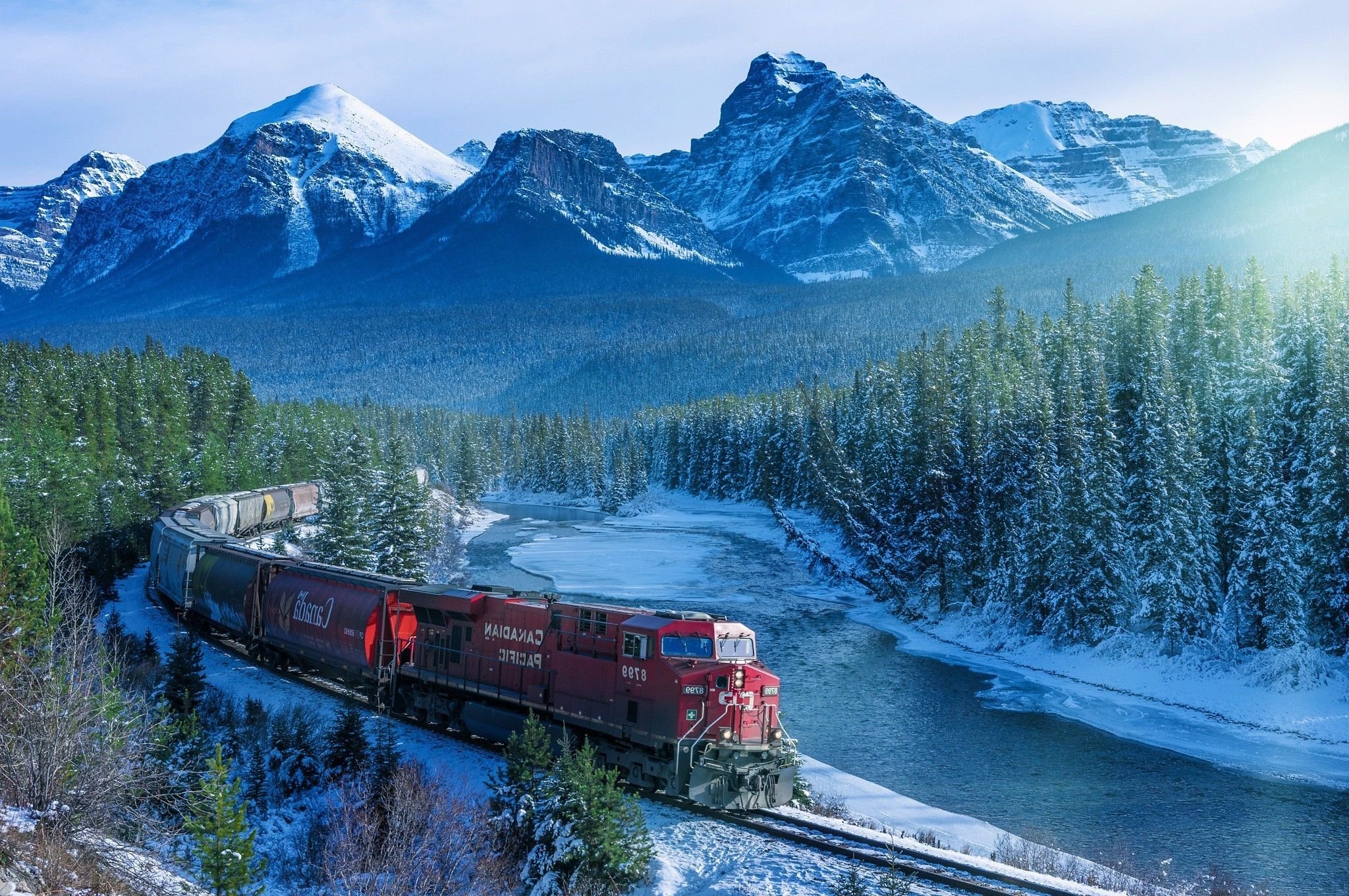 عکس قطار معروف گردشگری از مسیر بکر طبیعت کانادا