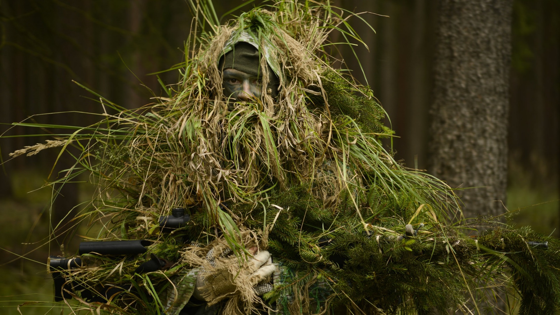 تصویر بسیار جالب از استتار سرباز با گیاهان در جنگل 