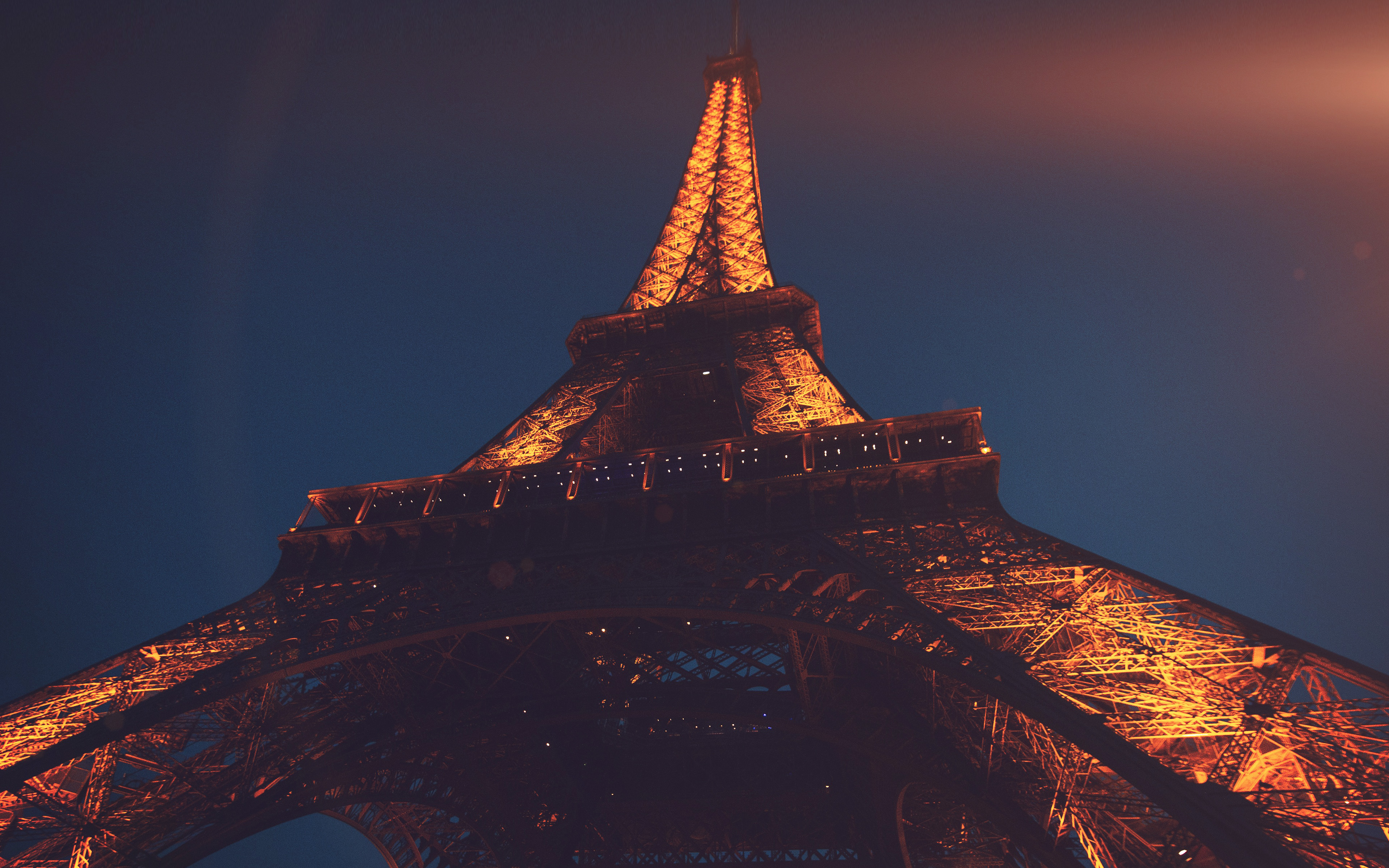 بک گراند دلنشین برج ایفل فرانسه از پایین با کیفیت عالی full hd