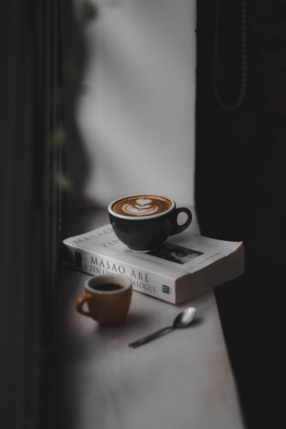 عکس رویایی با طرح فنجان قهوه و کتاب برای پروفایل تلگرام