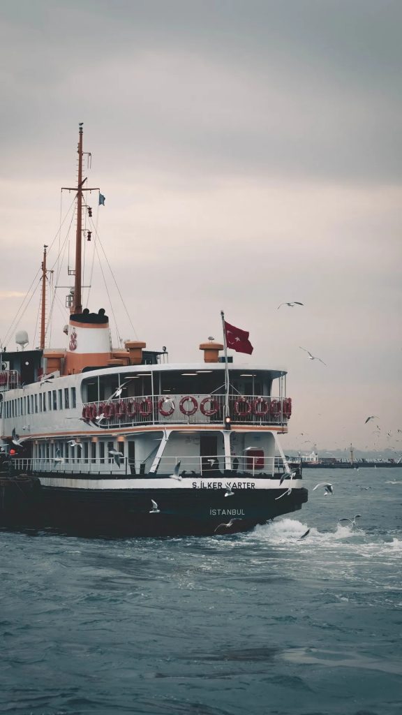 تصویر زمینه کشتی تفریحی بزرگ در استانبول ترکیه برای سامسونگ 