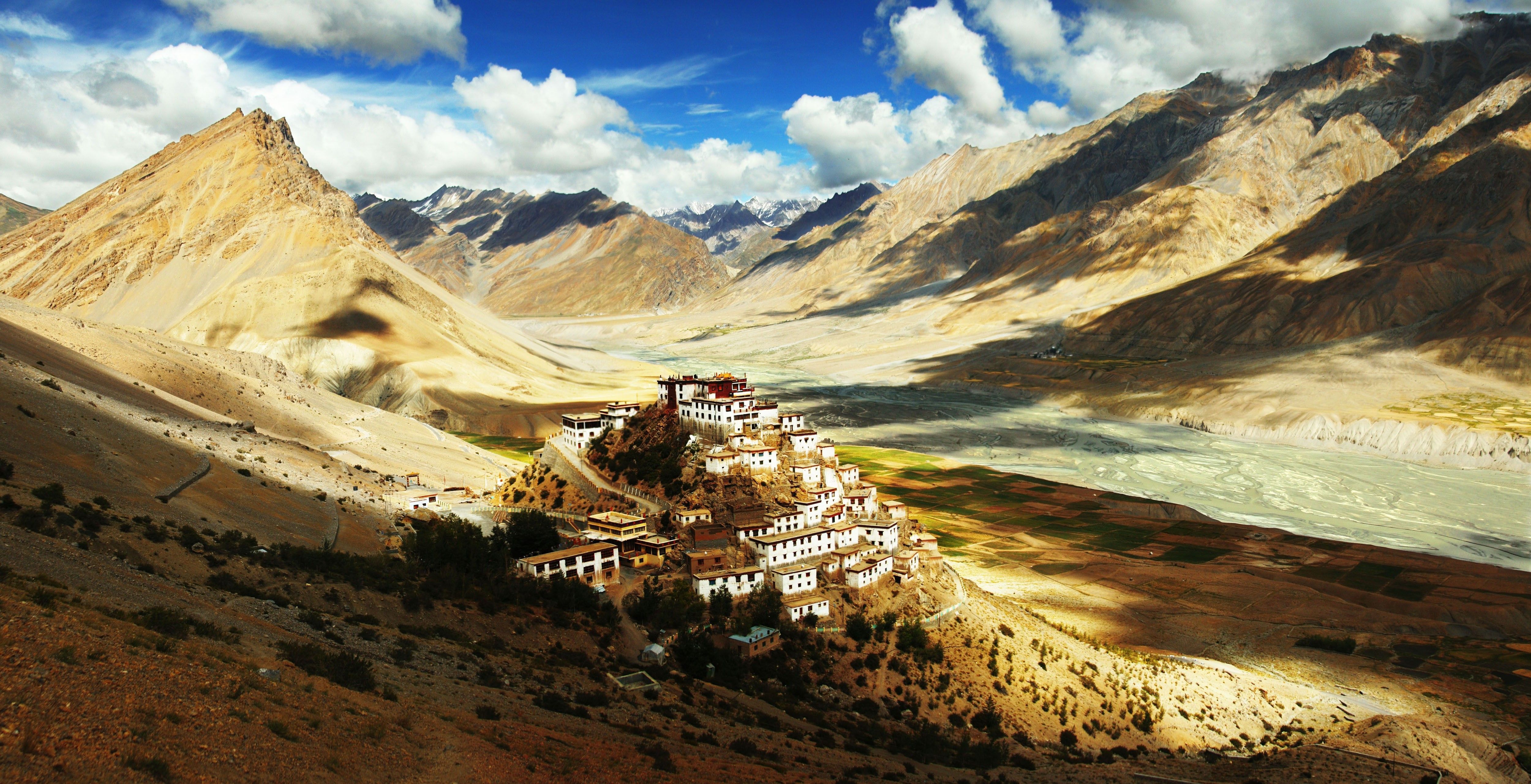 تصویر معبدی در تبت با ساختمان سفید و اتاق های بسیار