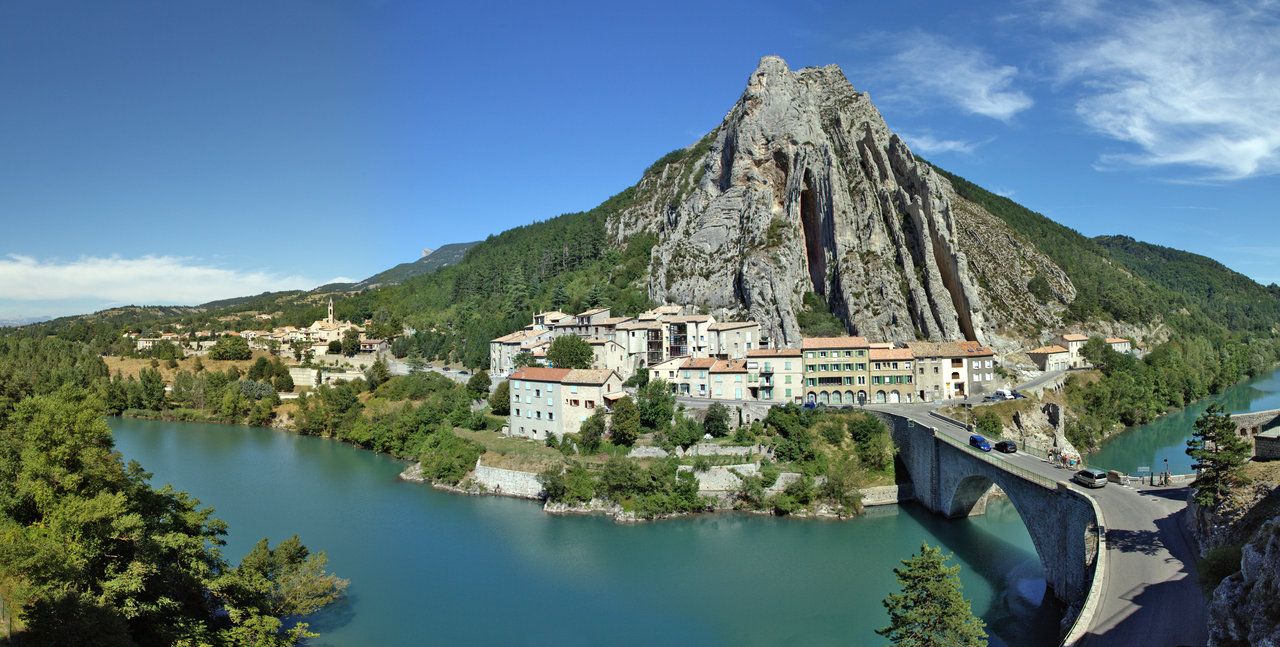 تصویر کوه و رودخانه رویایی در کشور فرانسه با کیفیت full hd
